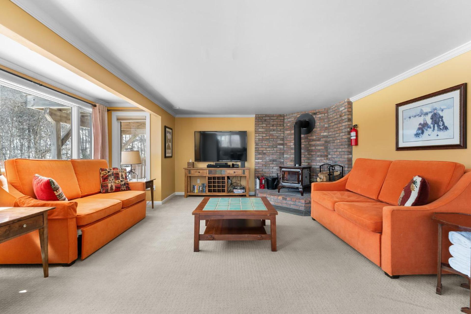 Trailside Village #7 - Slopeside 1BR with Hot Tub, Sauna and BBQ, Ski In Ski Out