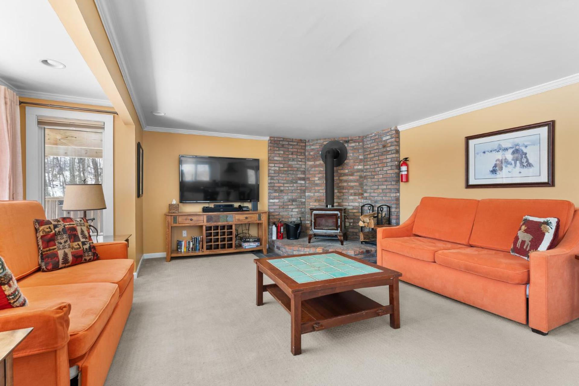 Trailside Village #7 - Slopeside 1BR with Hot Tub, Sauna and BBQ, Ski In Ski Out