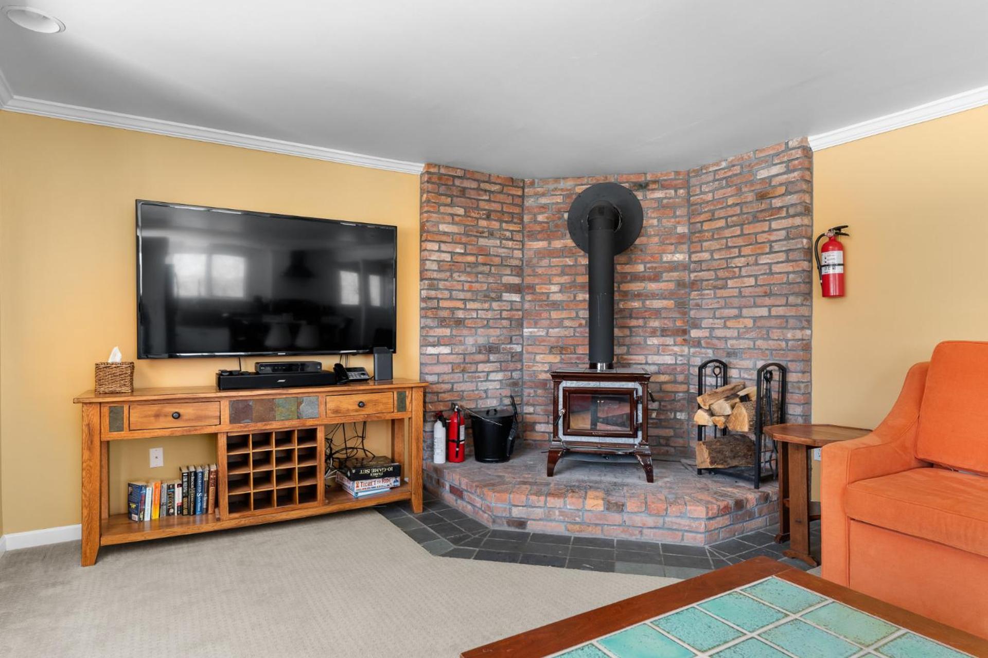 Trailside Village #7 - Slopeside 1BR with Hot Tub, Sauna and BBQ, Ski In Ski Out