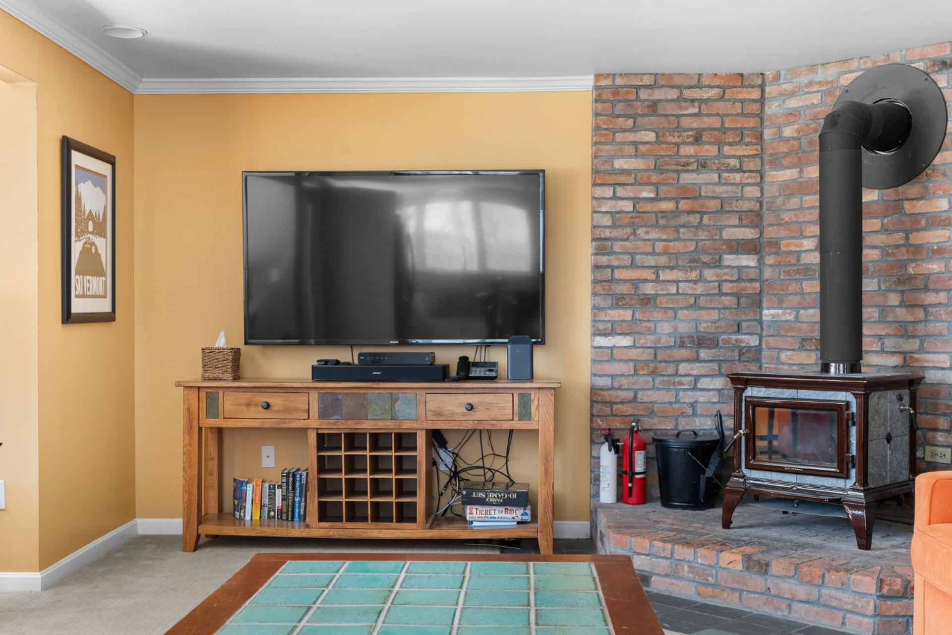 Trailside Village #7 - Slopeside 1BR with Hot Tub, Sauna and BBQ, Ski In Ski Out