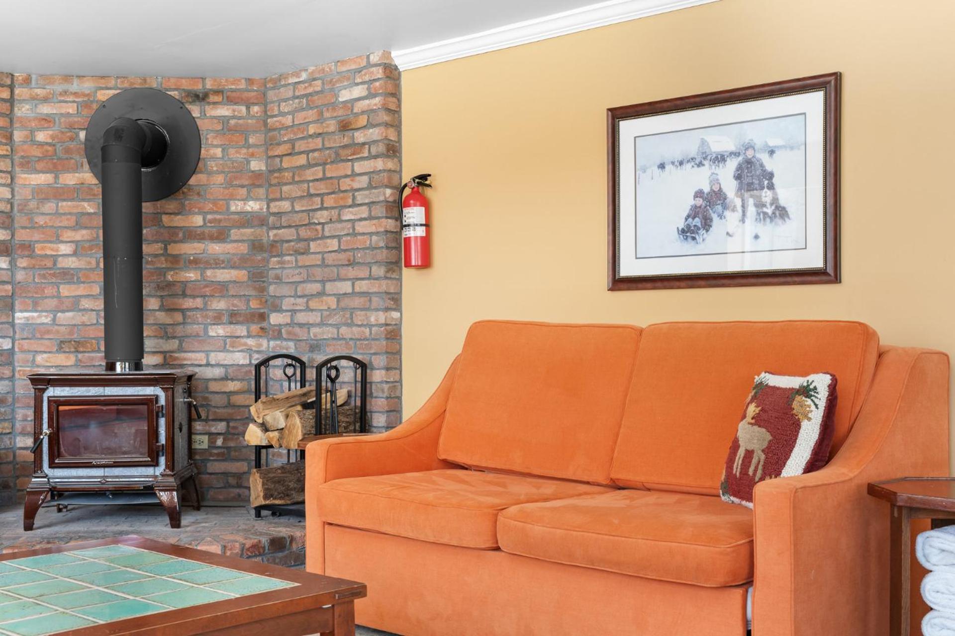 Trailside Village #7 - Slopeside 1BR with Hot Tub, Sauna and BBQ, Ski In Ski Out
