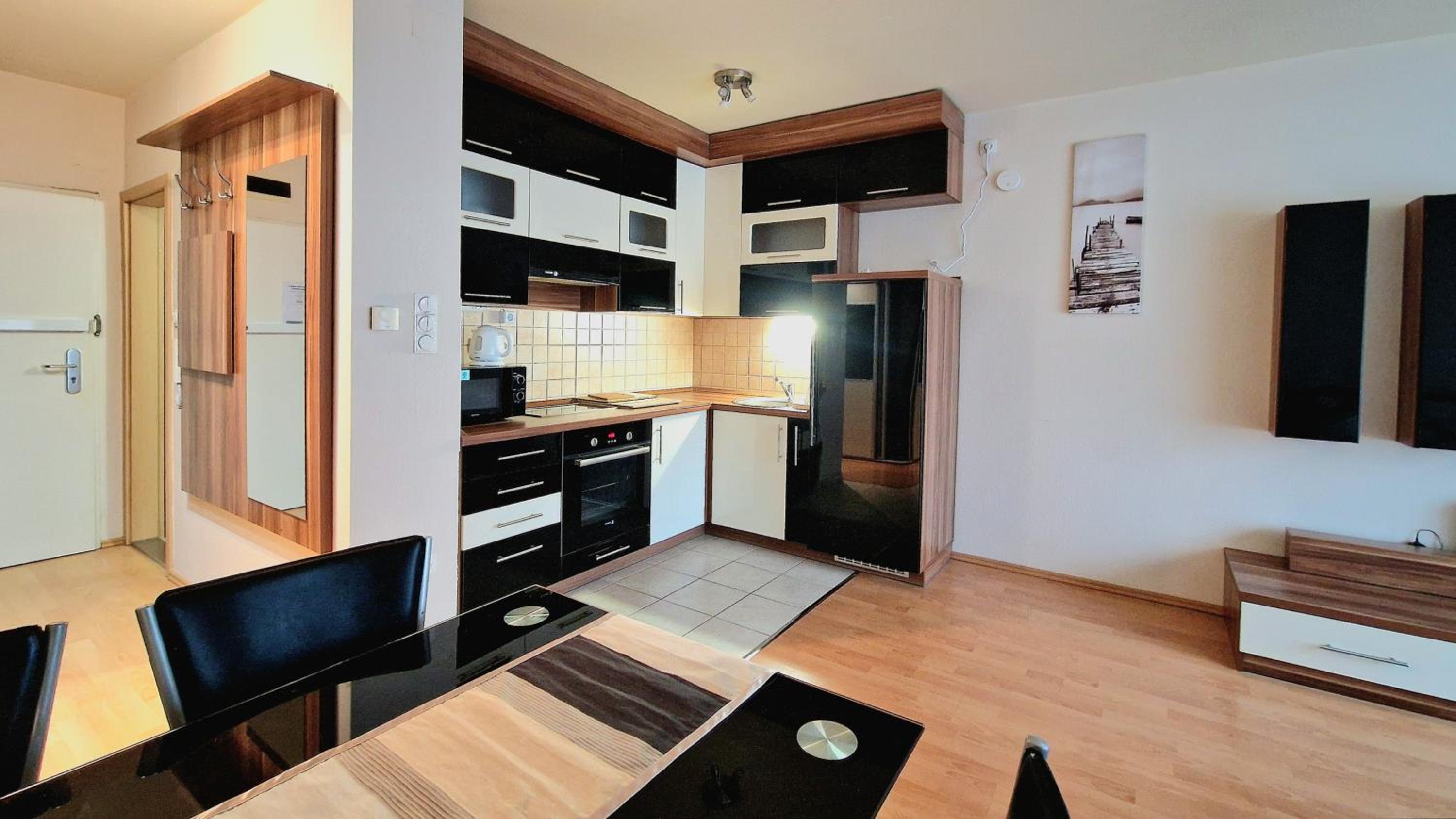 H10 Apartment with FREE PARKING