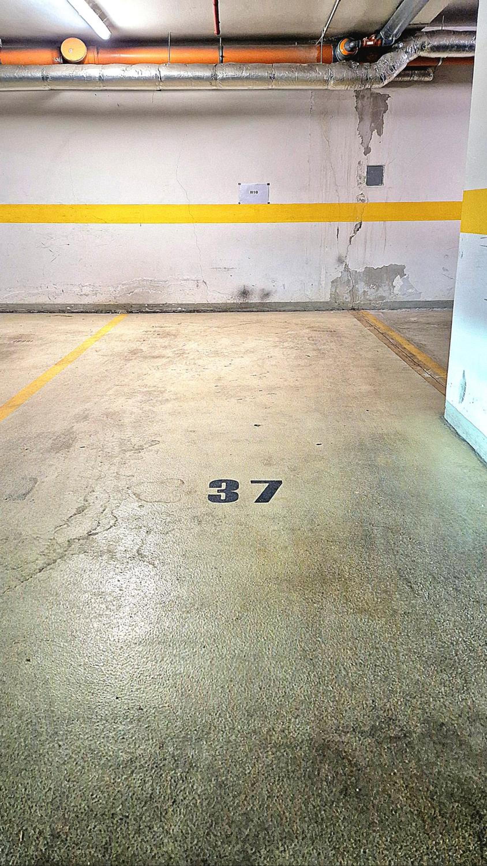 H10 Apartment with FREE PARKING