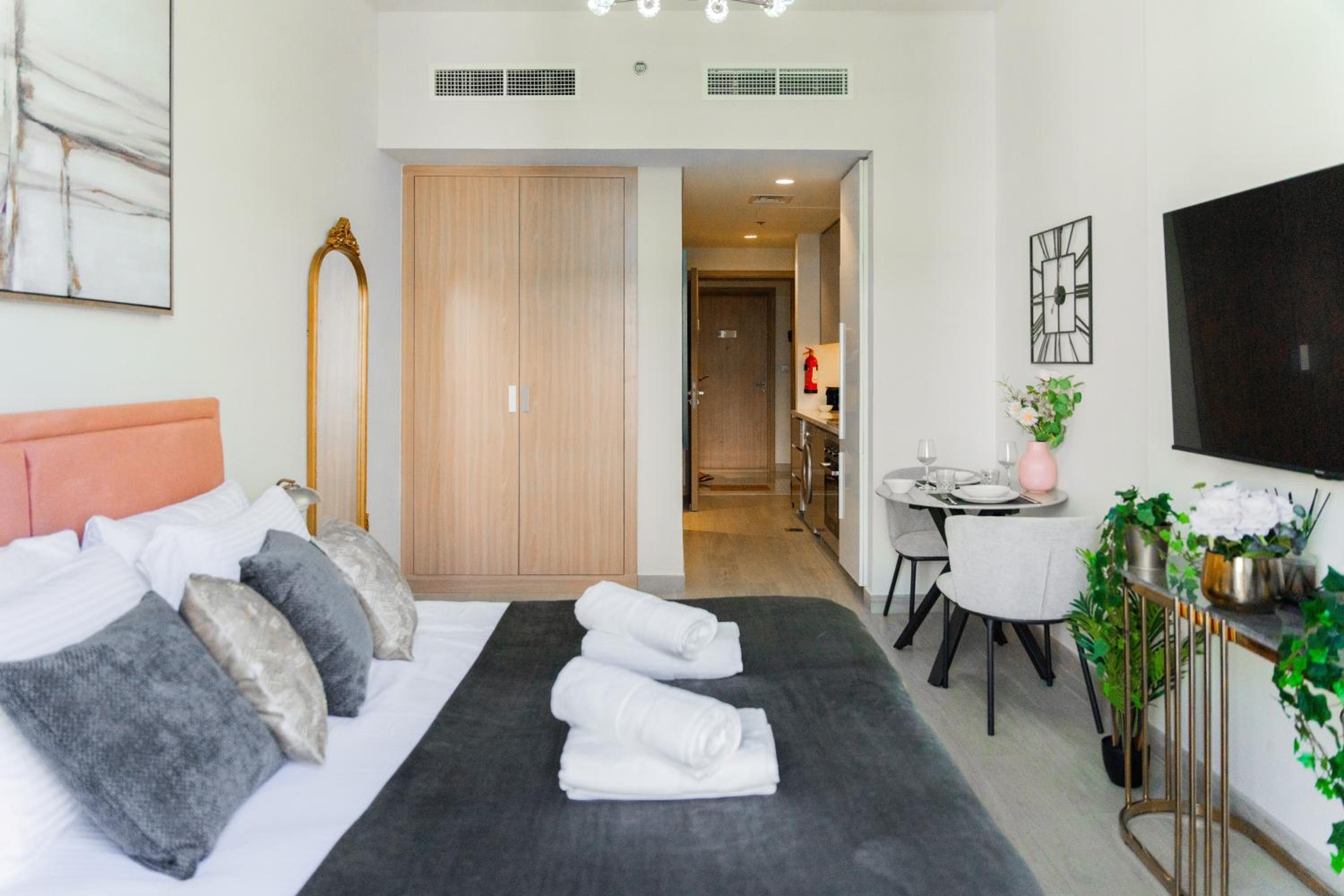 Studio next Dubai Mall with pool
