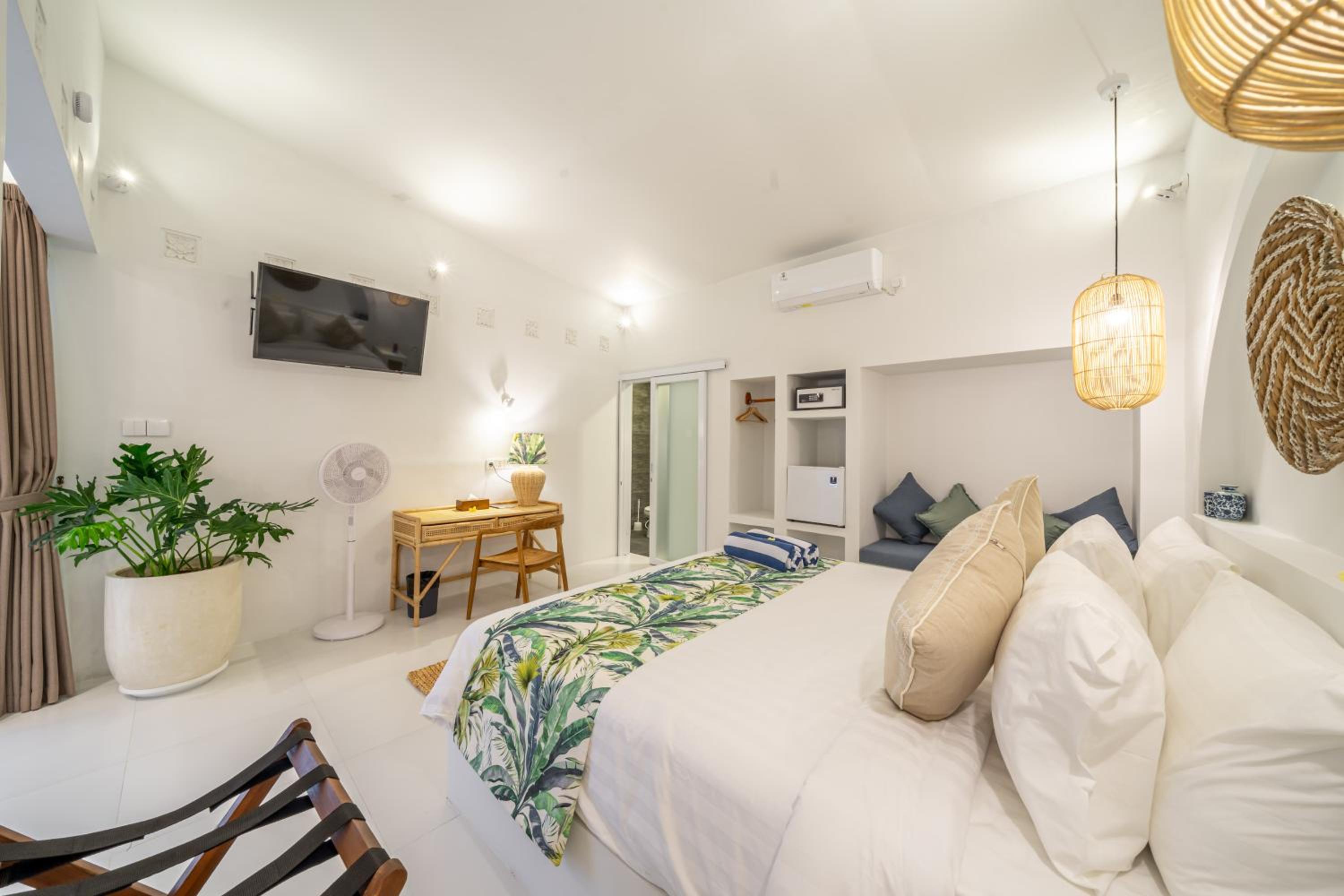 The Hepburn Seminyak ADULTS ONLY Chic Boutique Room with Pool 900m Walk to Beach
