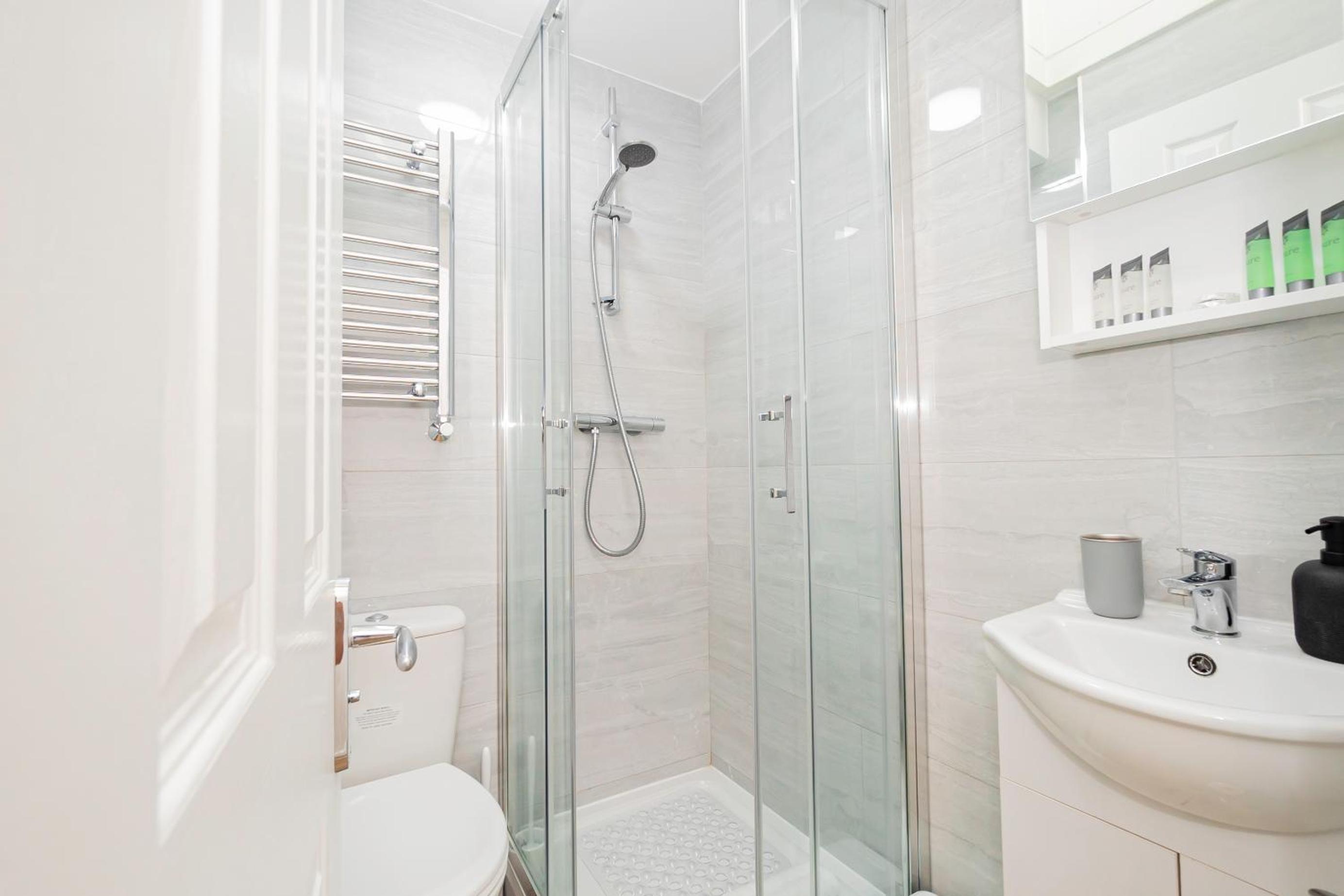 Beautiful 3 Bedrooms-2 Bathrooms 8 Minutes Walk from Hanwell Station, Sleeps 7