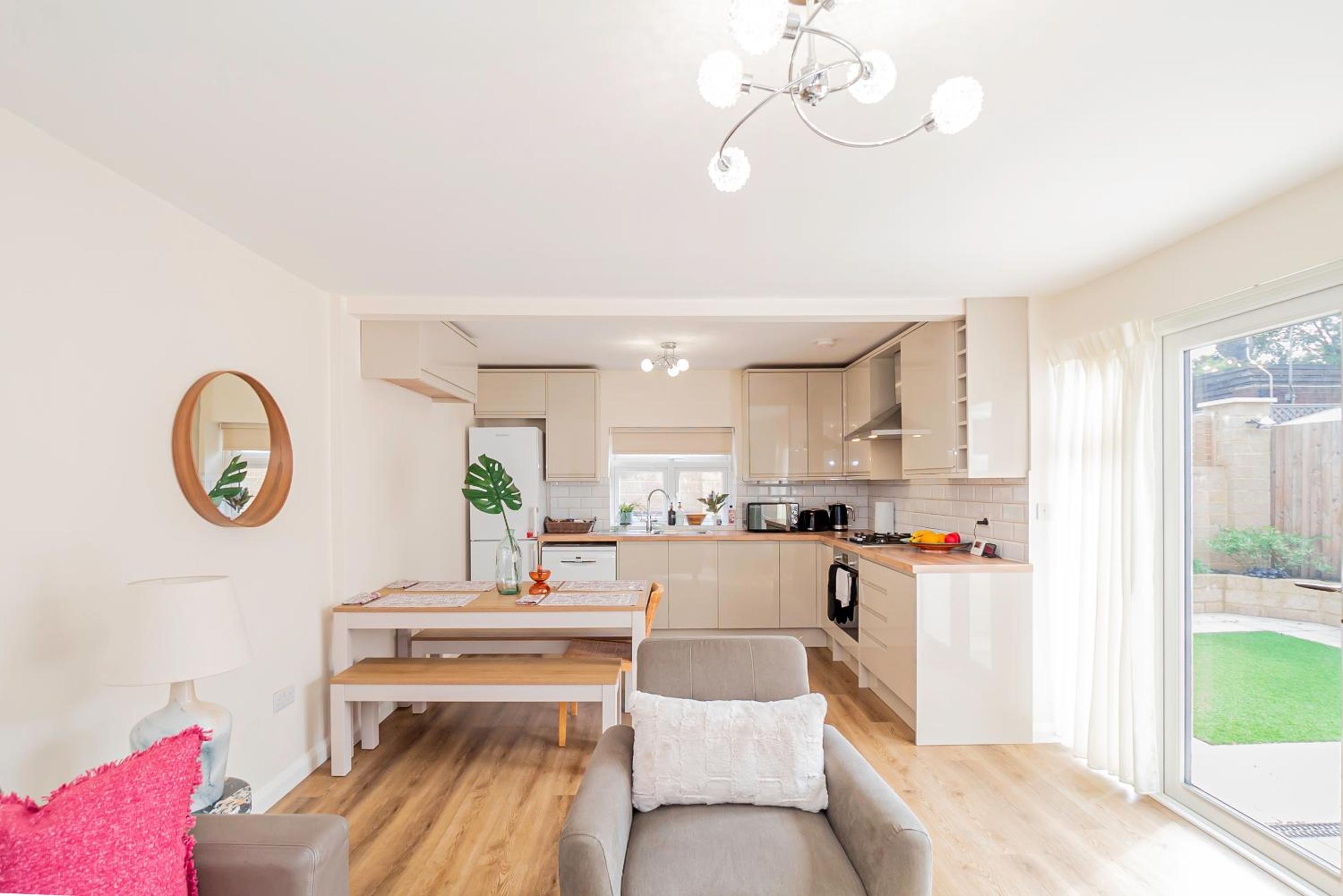 Beautiful 3 Bedrooms-2 Bathrooms 8 Minutes Walk from Hanwell Station, Sleeps 7