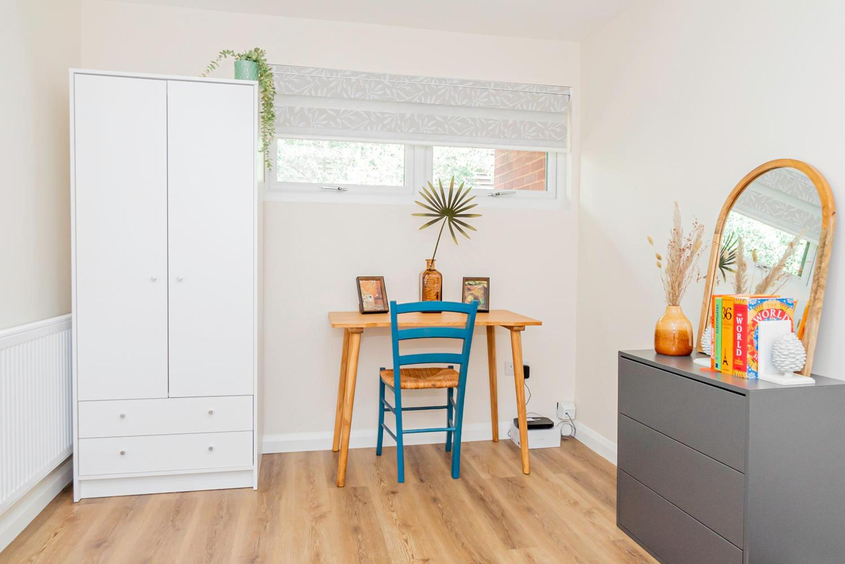 Beautiful 3 Bedrooms-2 Bathrooms 8 Minutes Walk from Hanwell Station, Sleeps 7