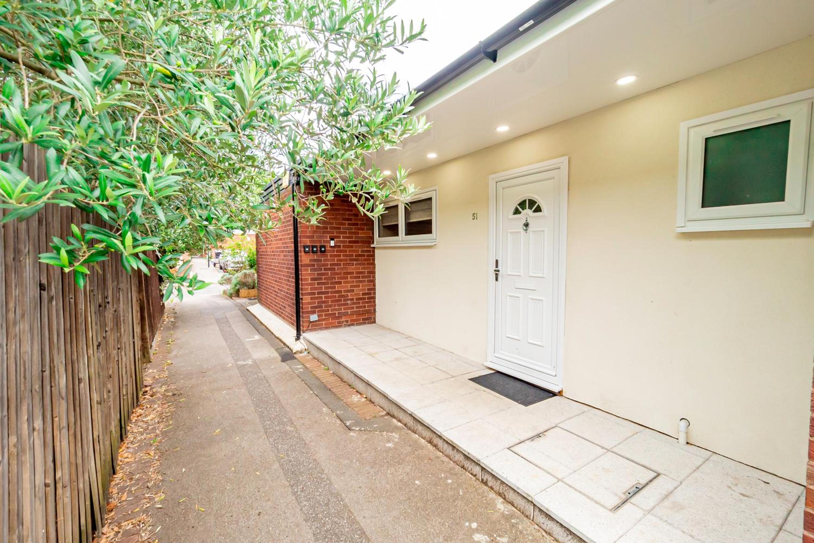 Beautiful 3 Bedrooms-2 Bathrooms 8 Minutes Walk from Hanwell Station, Sleeps 7