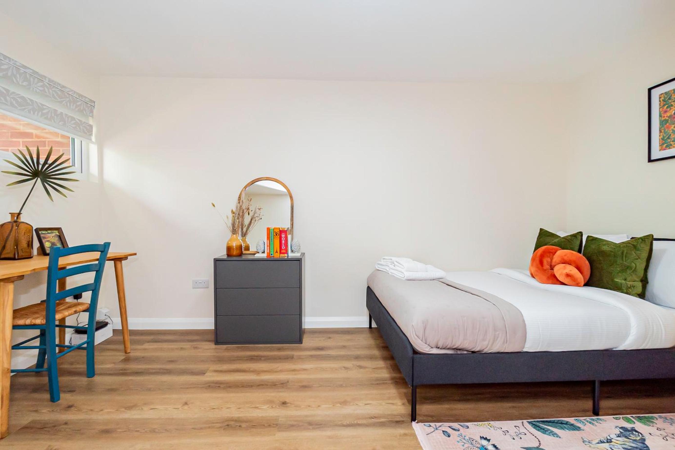 Beautiful 3 Bedrooms-2 Bathrooms 8 Minutes Walk from Hanwell Station, Sleeps 7