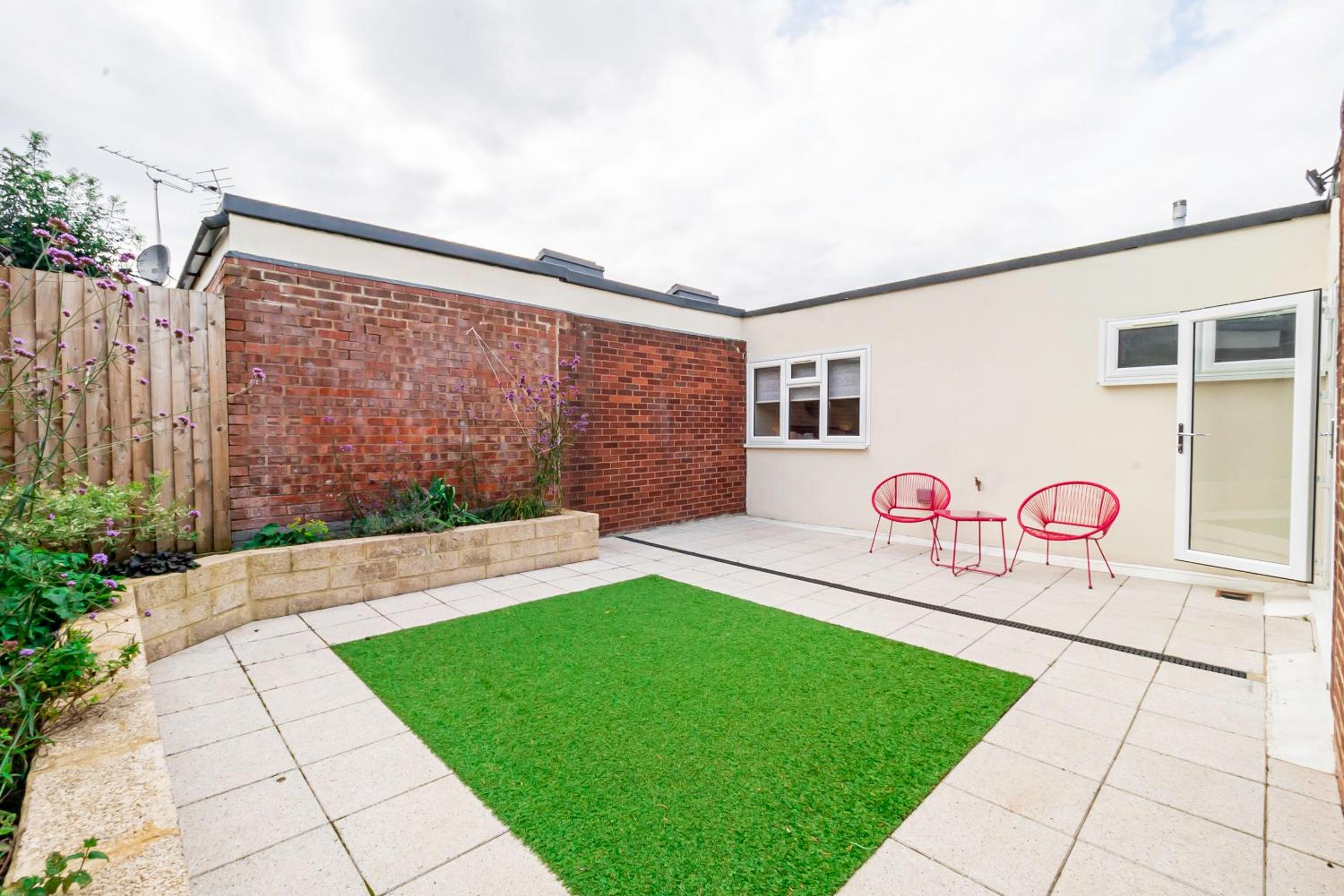 Beautiful 3 Bedrooms-2 Bathrooms 8 Minutes Walk from Hanwell Station, Sleeps 7