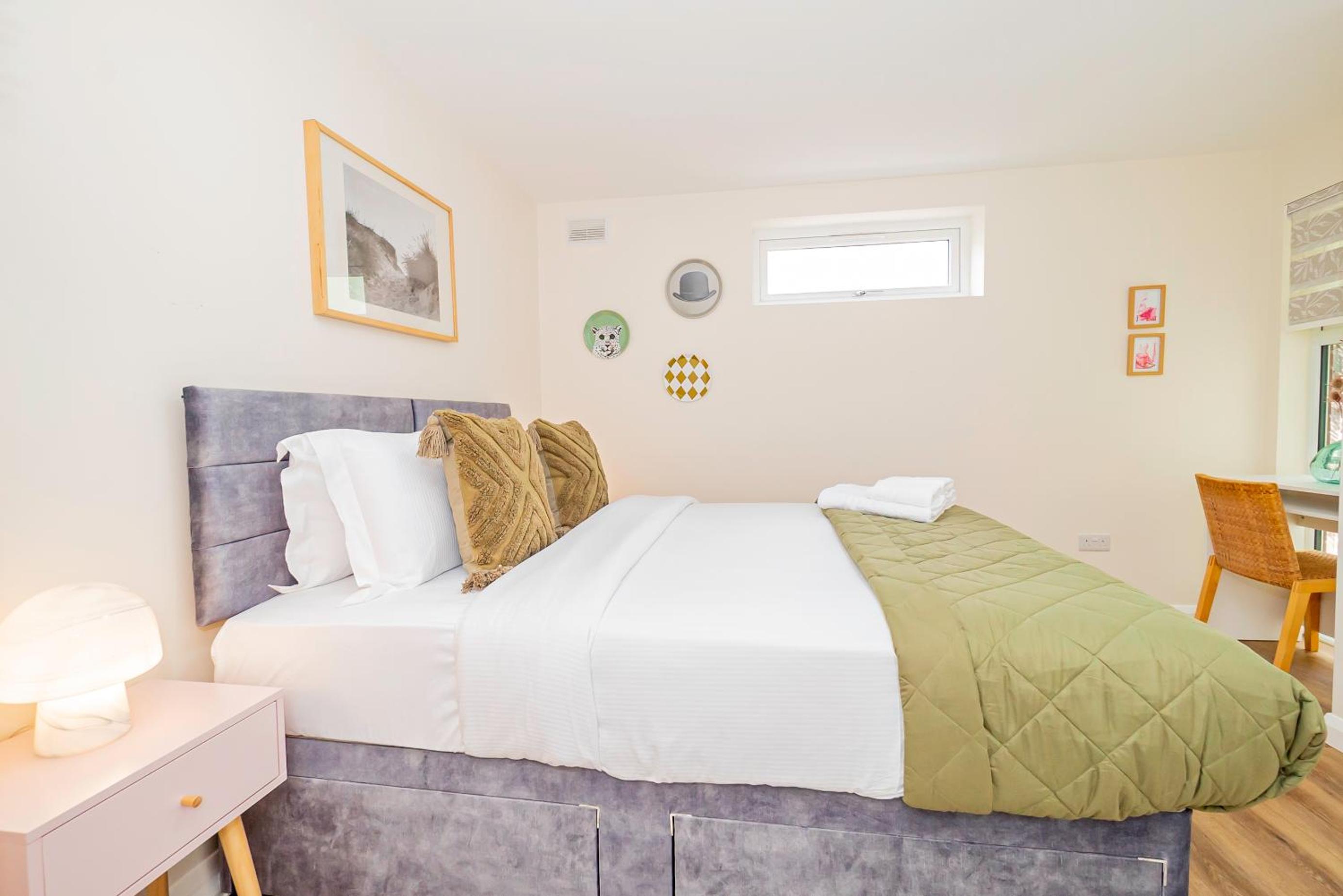 Beautiful 3 Bedrooms-2 Bathrooms 8 Minutes Walk from Hanwell Station, Sleeps 7