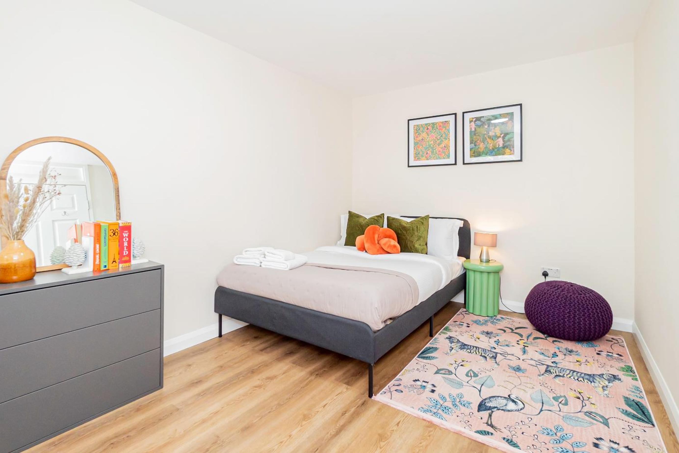 Beautiful 3 Bedrooms-2 Bathrooms 8 Minutes Walk from Hanwell Station, Sleeps 7