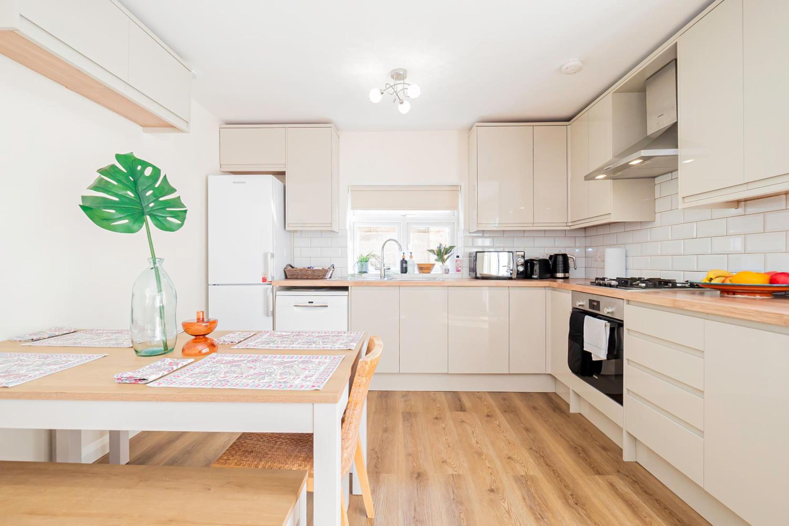 Beautiful 3 Bedrooms-2 Bathrooms 8 Minutes Walk from Hanwell Station, Sleeps 7