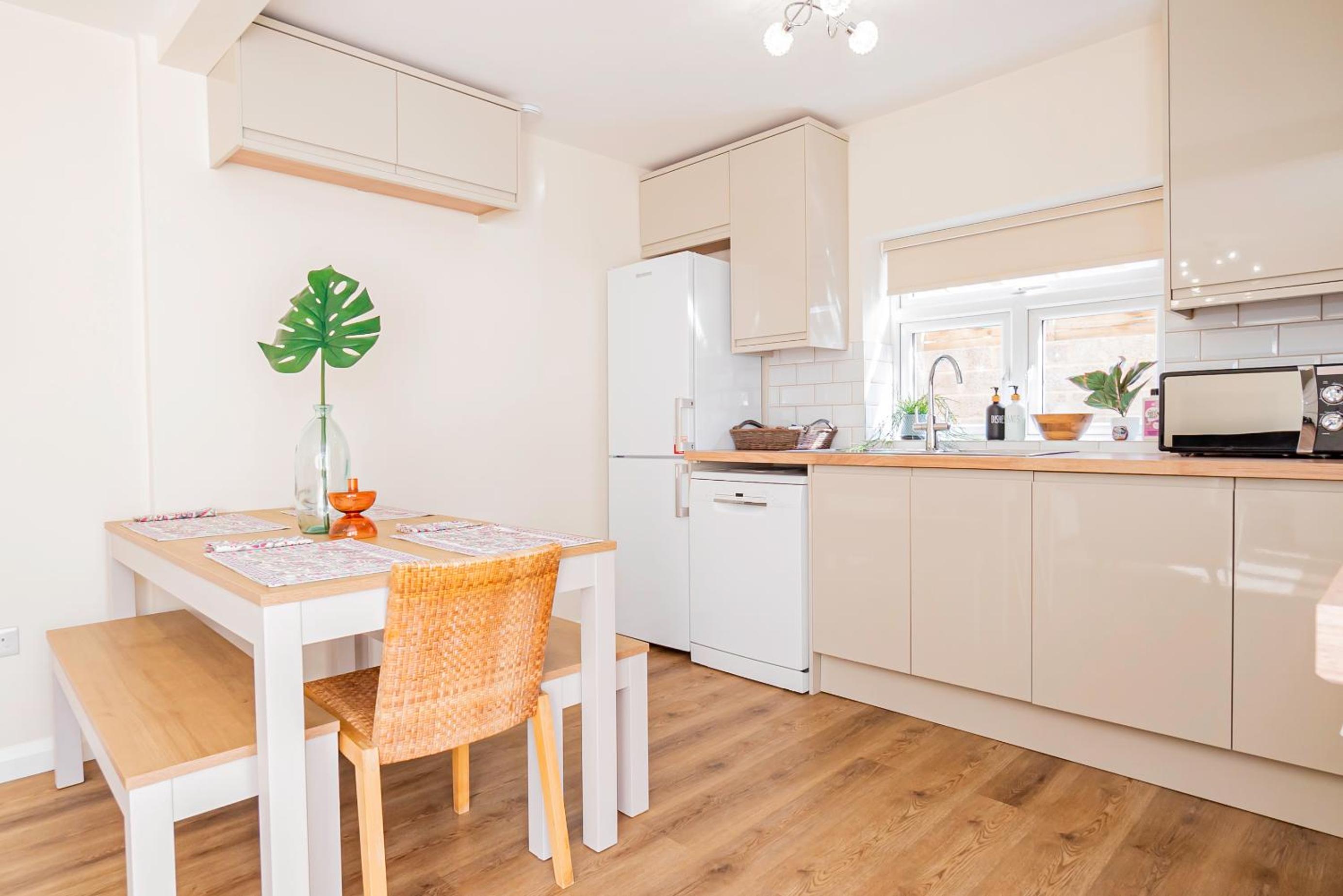 Beautiful 3 Bedrooms-2 Bathrooms 8 Minutes Walk from Hanwell Station, Sleeps 7
