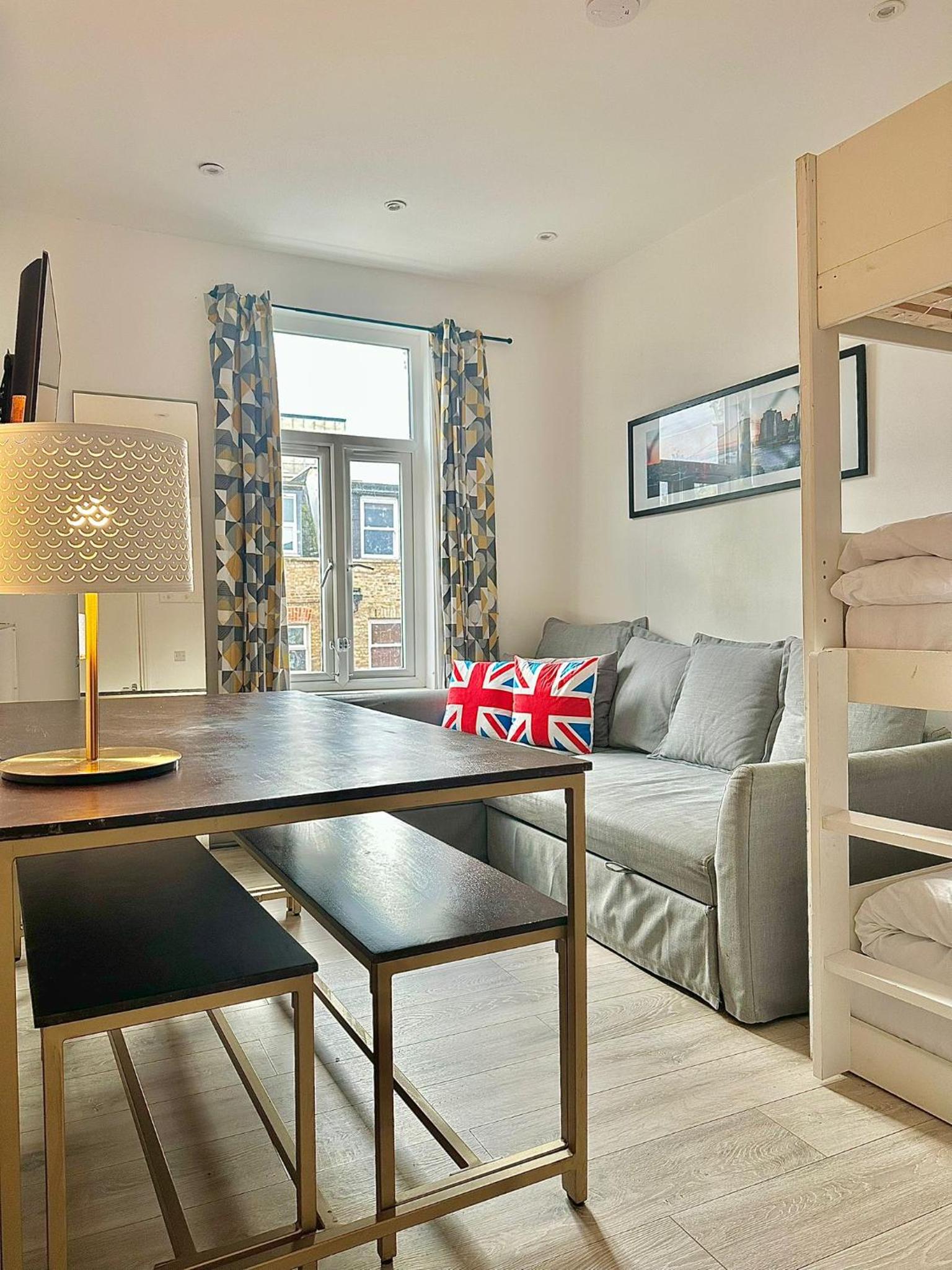 Flat A Garrat Lane