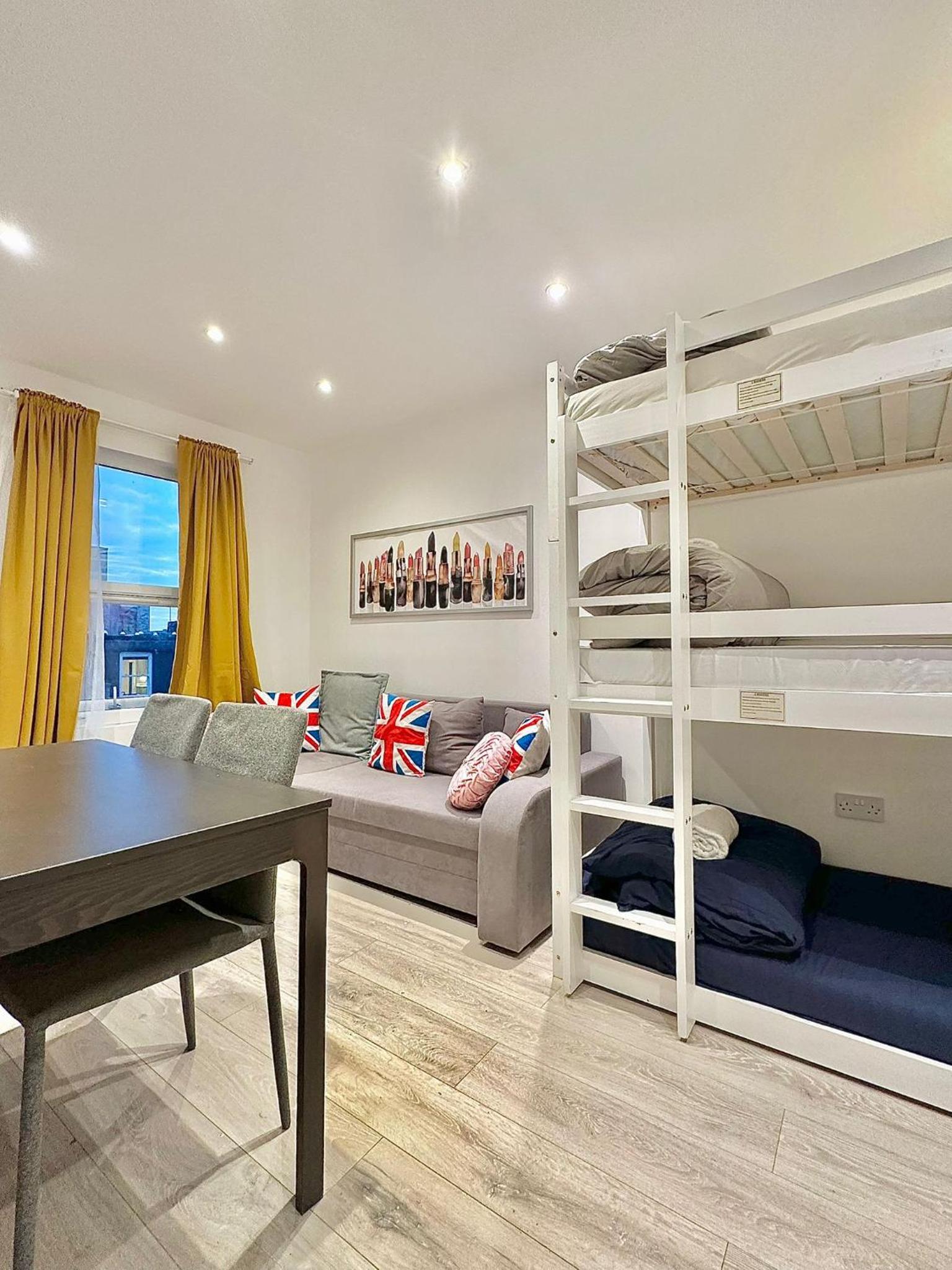 Flat B Garrat Lane