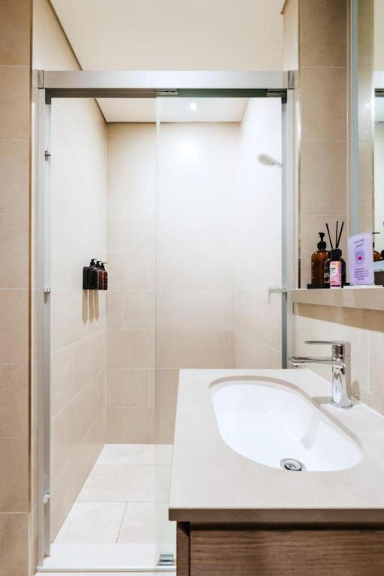New Cosy 1BR with Pool & Gym in City Centre