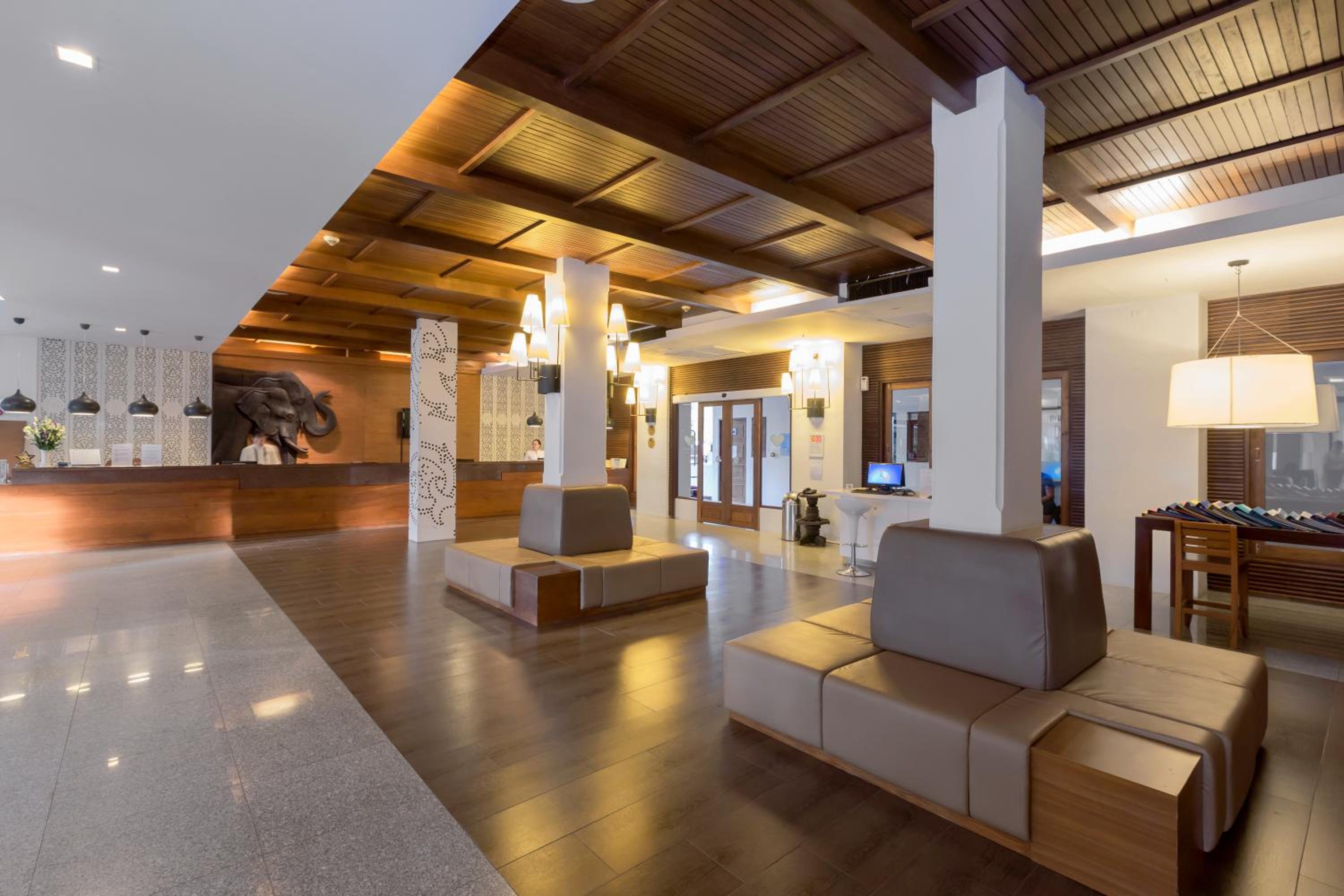 Lobby & Reception