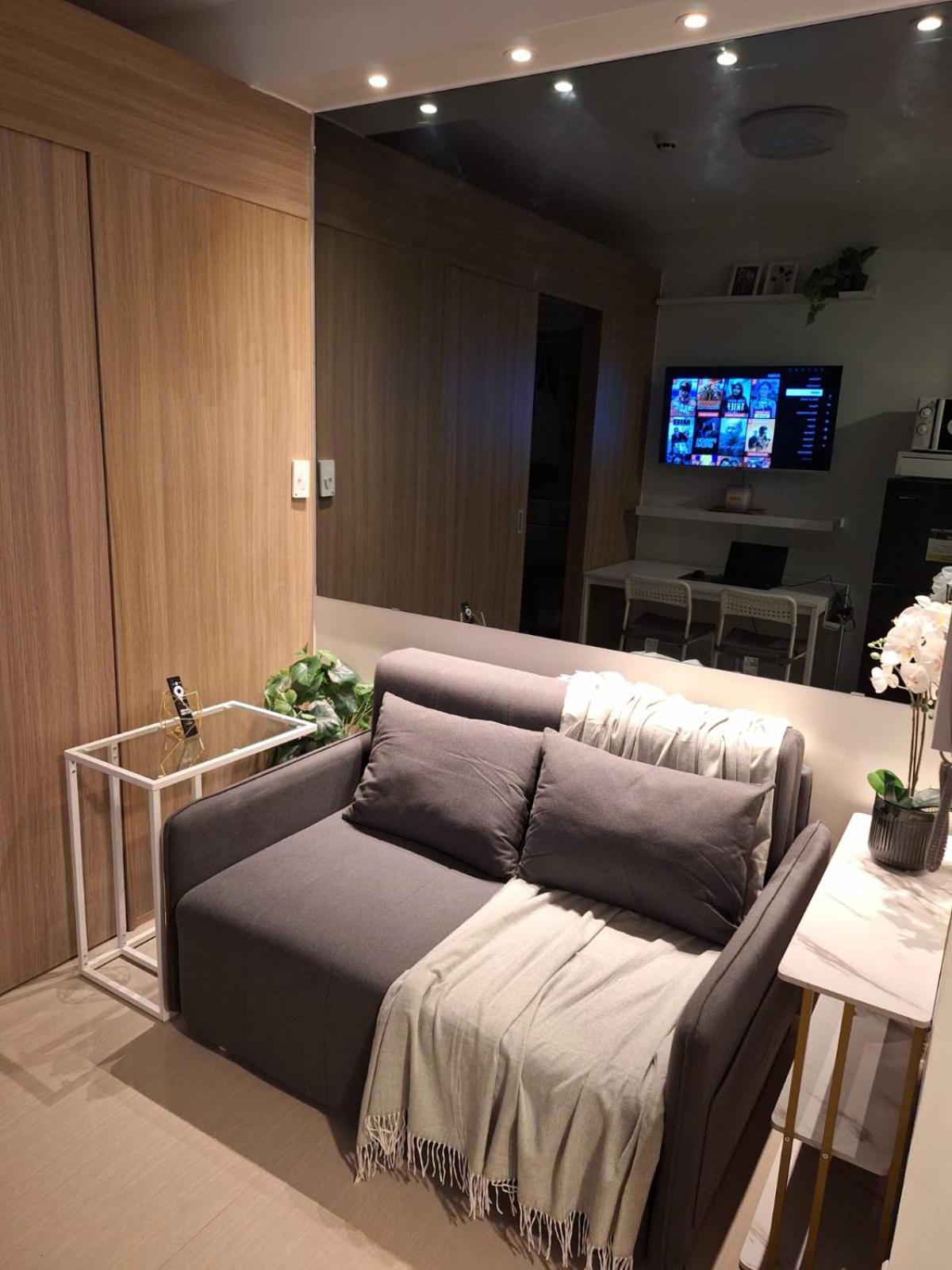 Velvet Room near MOA with a Cozy, Comfy Bed