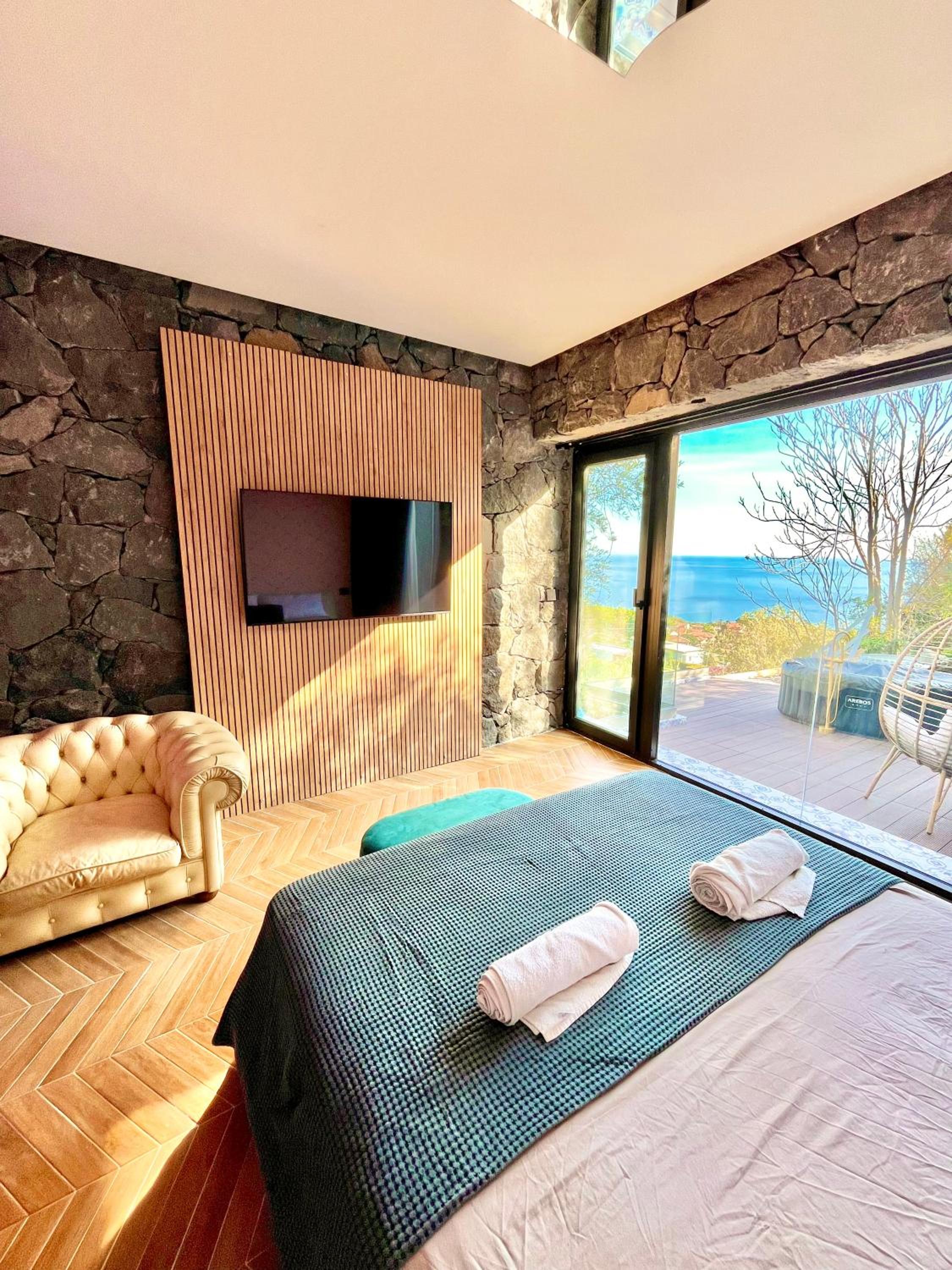 Dolce Lava - Luxury LavaStone Suite