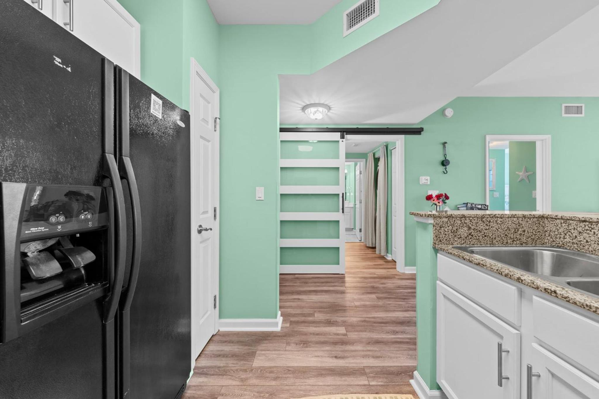 Stunning Sunsets 7TH FL King Suite 2BR 2BA Pools Beach Balcony Sleeps 5