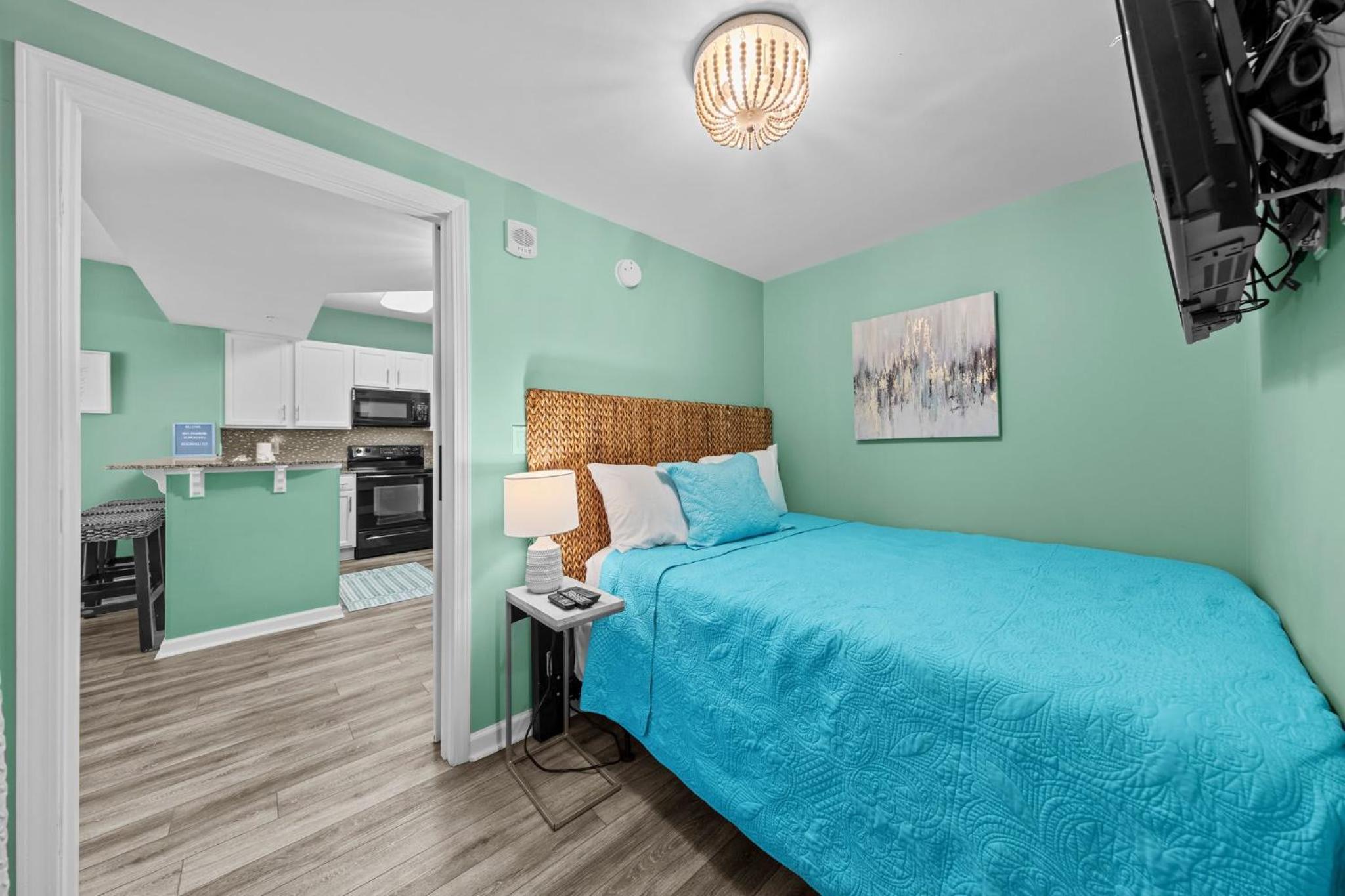 Stunning Sunsets 7TH FL King Suite 2BR 2BA Pools Beach Balcony Sleeps 5