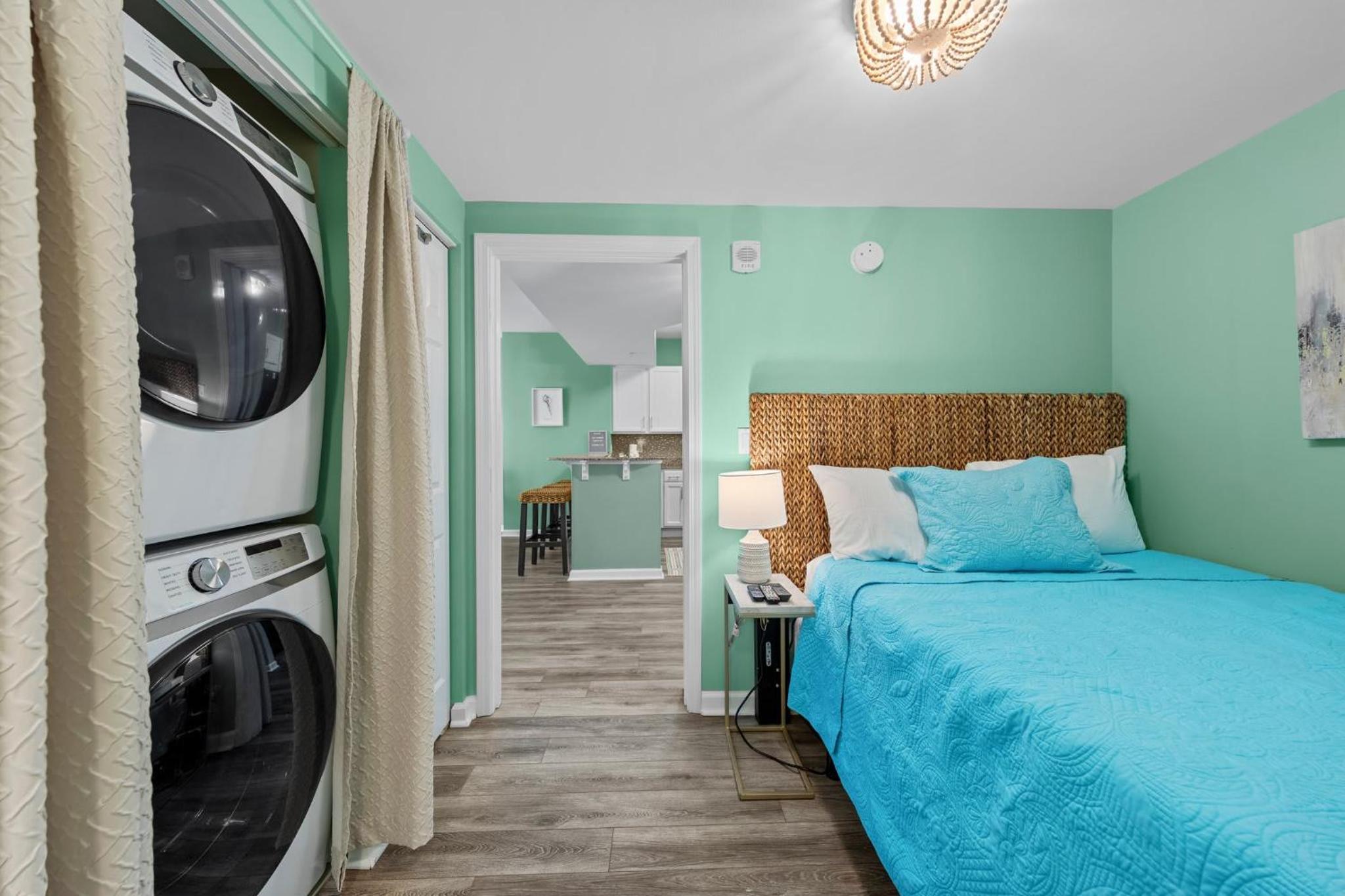 Stunning Sunsets 7TH FL King Suite 2BR 2BA Pools Beach Balcony Sleeps 5
