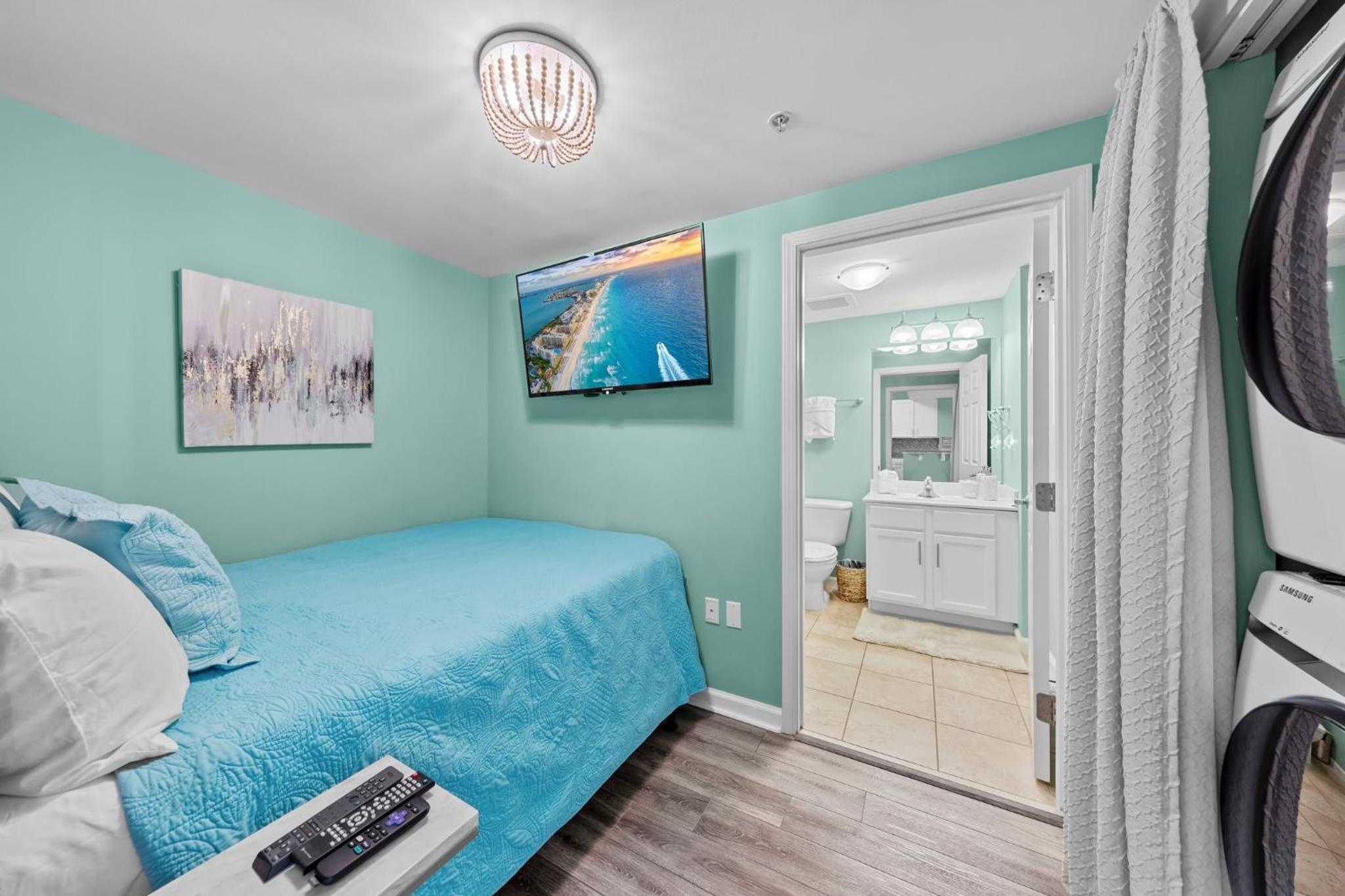 Stunning Sunsets 7TH FL King Suite 2BR 2BA Pools Beach Balcony Sleeps 5