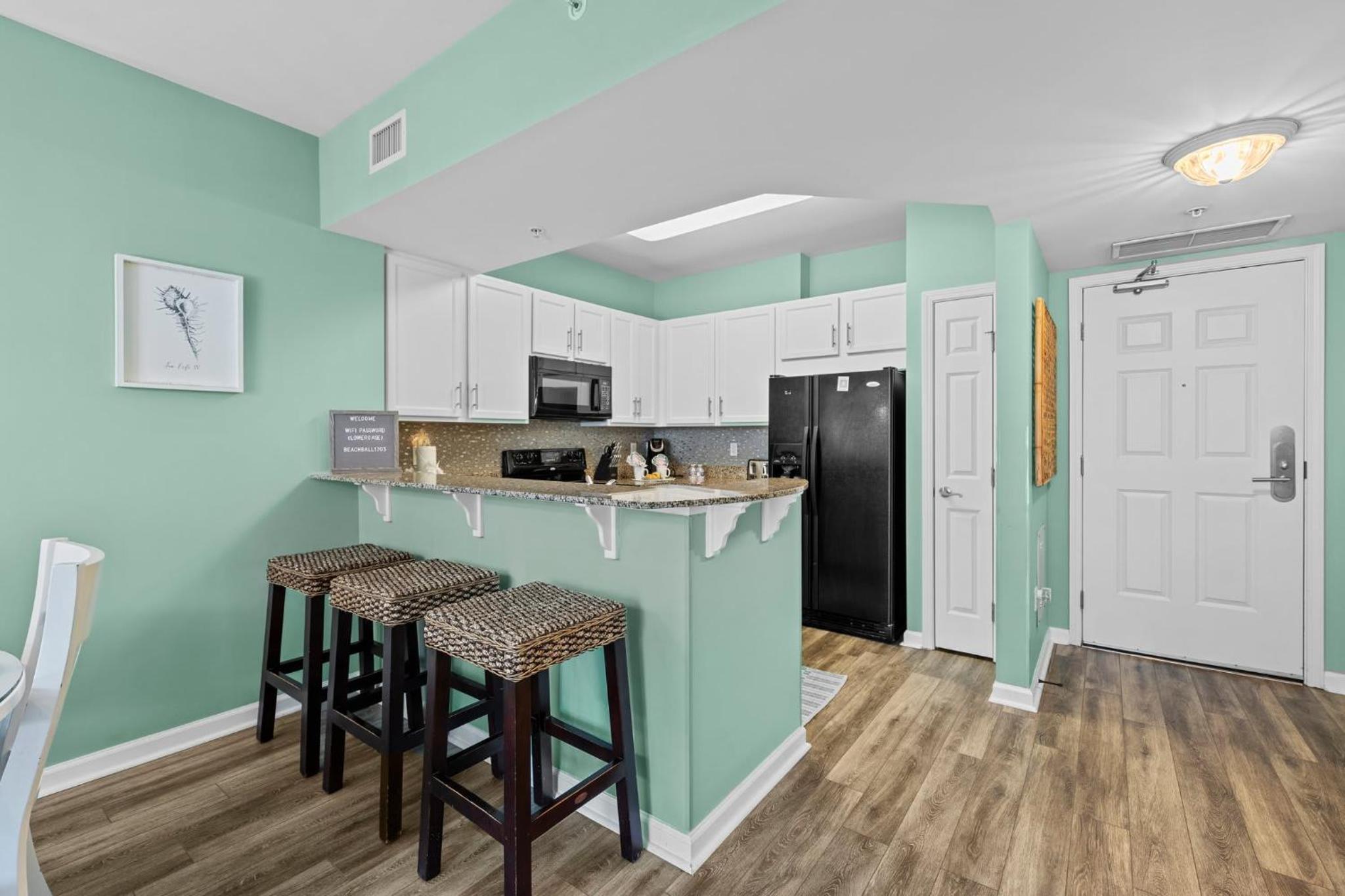 Stunning Sunsets 7TH FL King Suite 2BR 2BA Pools Beach Balcony Sleeps 5