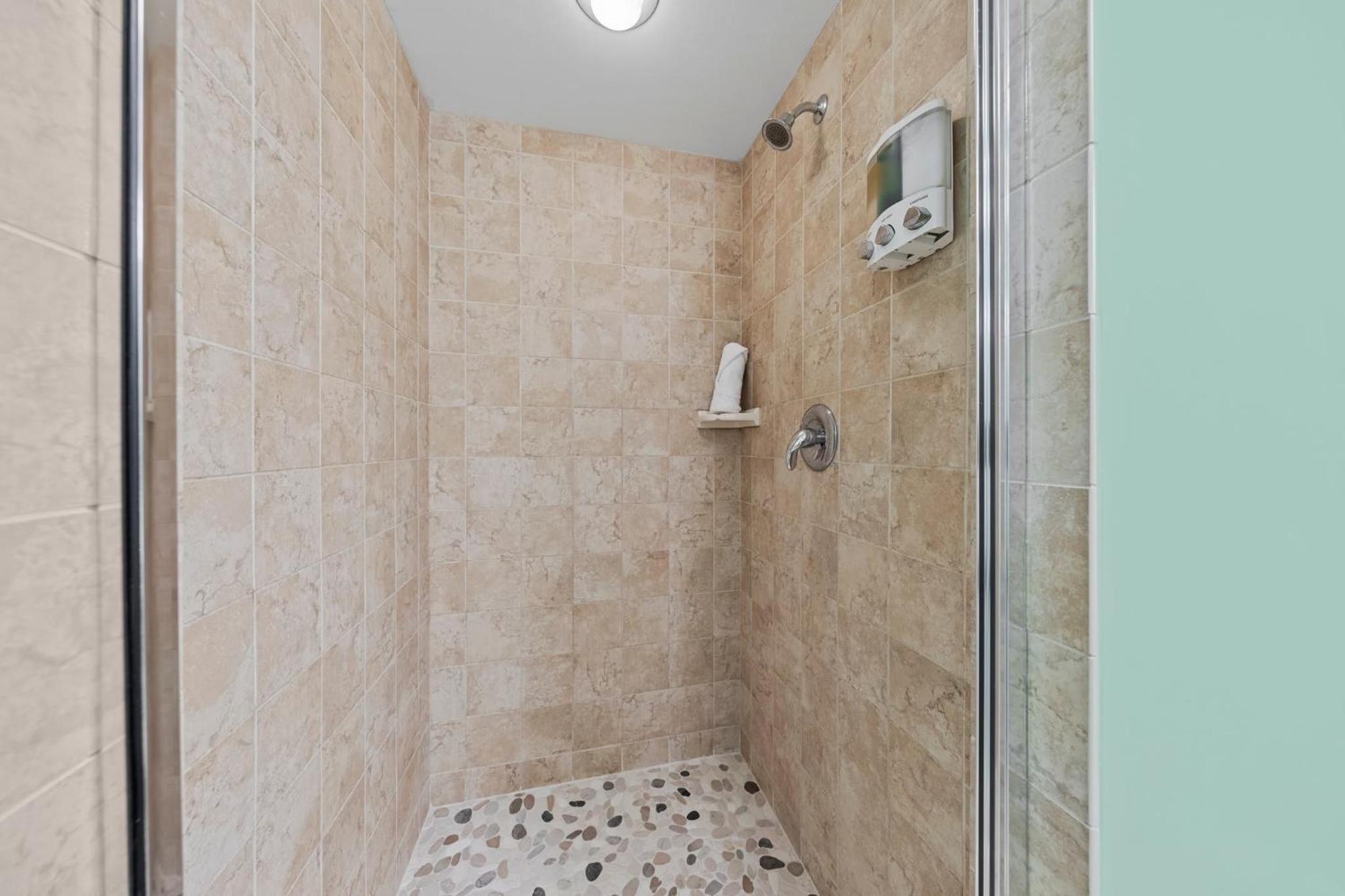 Stunning Sunsets 7TH FL King Suite 2BR 2BA Pools Beach Balcony Sleeps 5