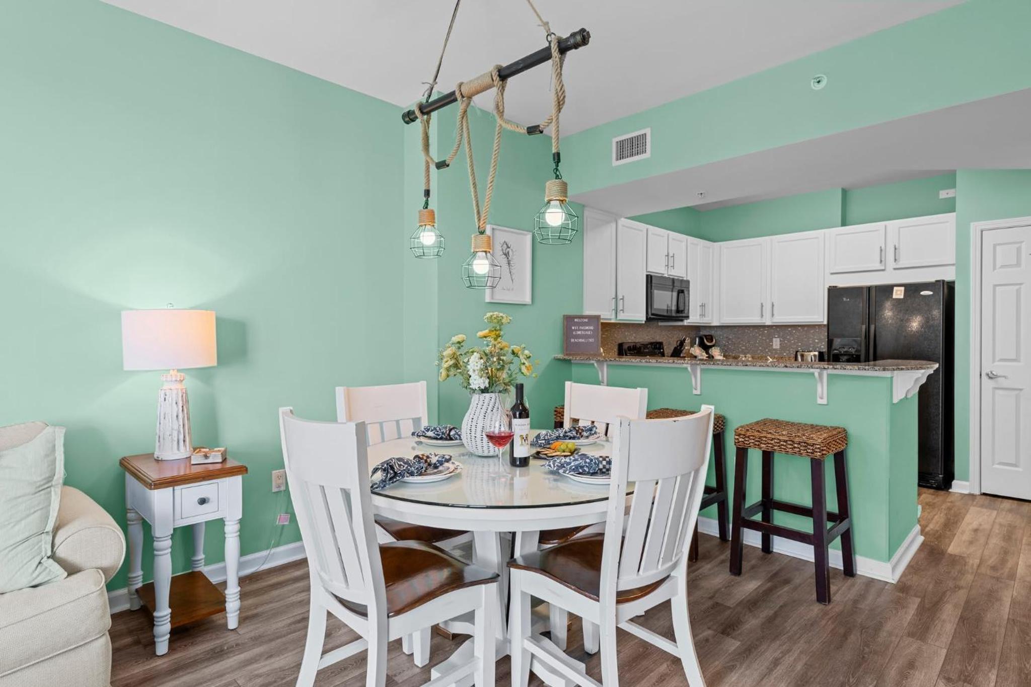 Stunning Sunsets 7TH FL King Suite 2BR 2BA Pools Beach Balcony Sleeps 5