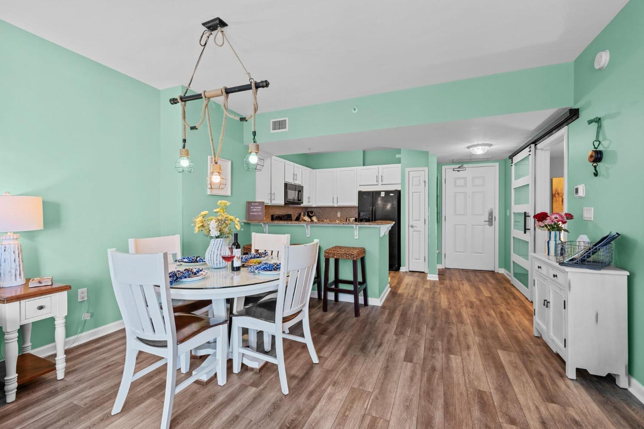 Stunning Sunsets 7TH FL King Suite 2BR 2BA Pools Beach Balcony Sleeps 5