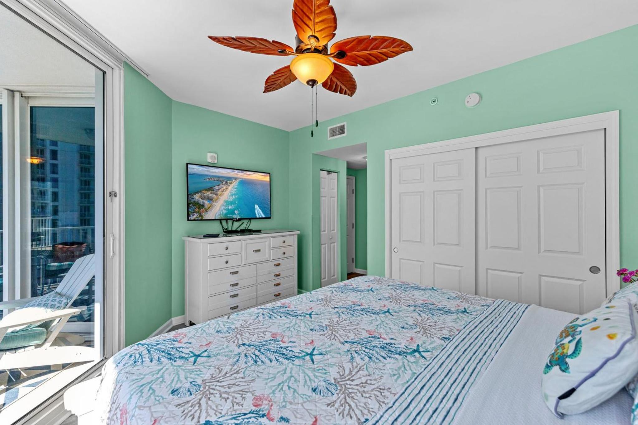 Stunning Sunsets 7TH FL King Suite 2BR 2BA Pools Beach Balcony Sleeps 5
