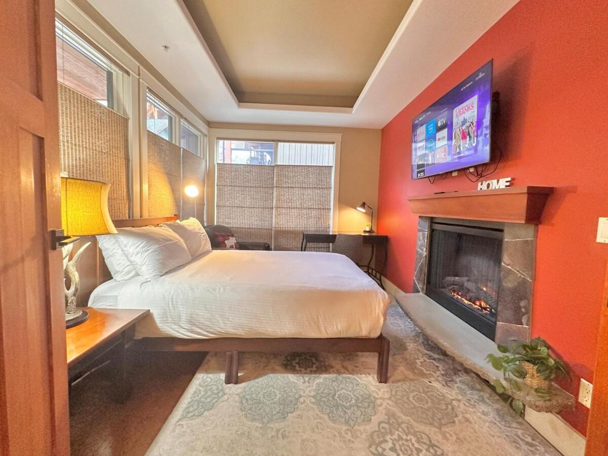 C111 Canmore World Class Solara Resort - Hot tub, Pool, Gym, AirCon, Free Parking & Netflix