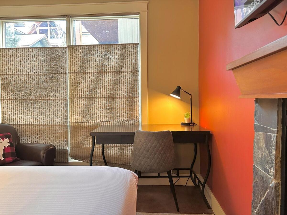 C111 Canmore World Class Solara Resort - Hot tub, Pool, Gym, AirCon, Free Parking & Netflix