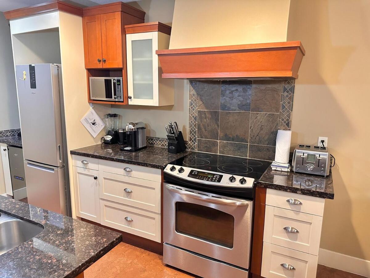 C111 Canmore World Class Solara Resort - Hot tub, Pool, Gym, AirCon, Free Parking & Netflix