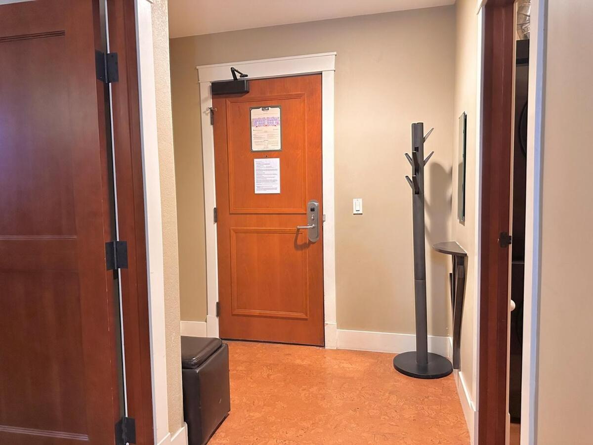 C111 Canmore World Class Solara Resort - Hot tub, Pool, Gym, AirCon, Free Parking & Netflix