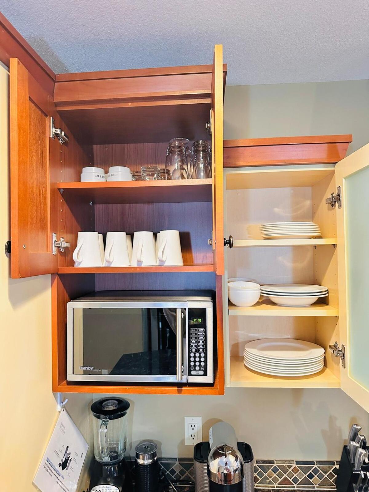 C111 Canmore World Class Solara Resort - Hot tub, Pool, Gym, AirCon, Free Parking & Netflix