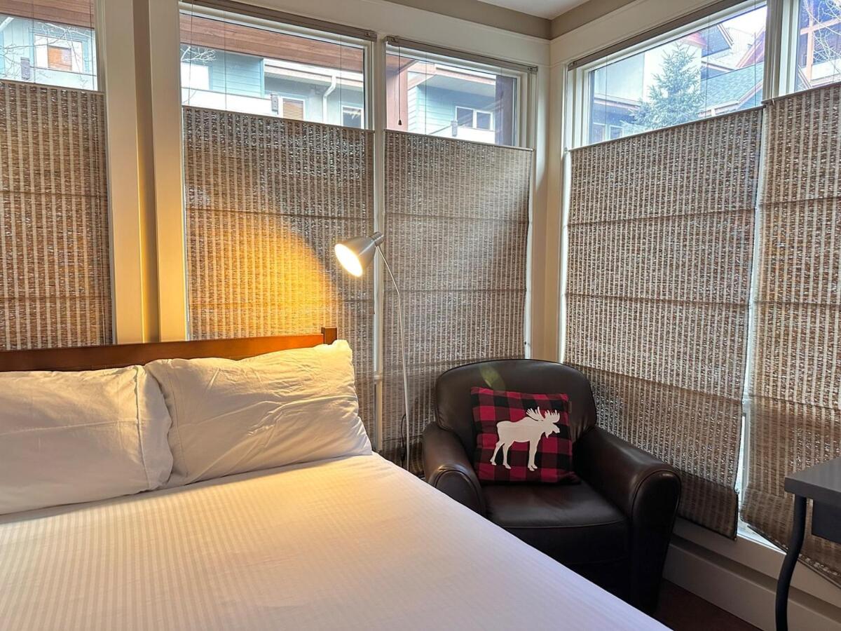 C111 Canmore World Class Solara Resort - Hot tub, Pool, Gym, AirCon, Free Parking & Netflix