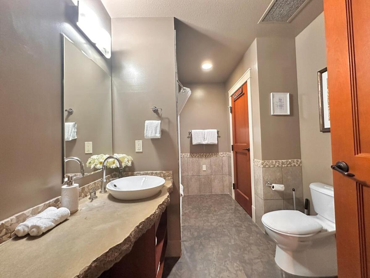 C111 Canmore World Class Solara Resort - Hot tub, Pool, Gym, AirCon, Free Parking & Netflix