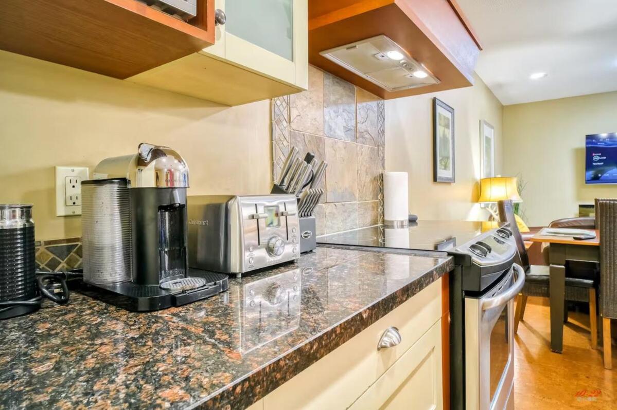 C111 Canmore World Class Solara Resort - Hot tub, Pool, Gym, AirCon, Free Parking & Netflix