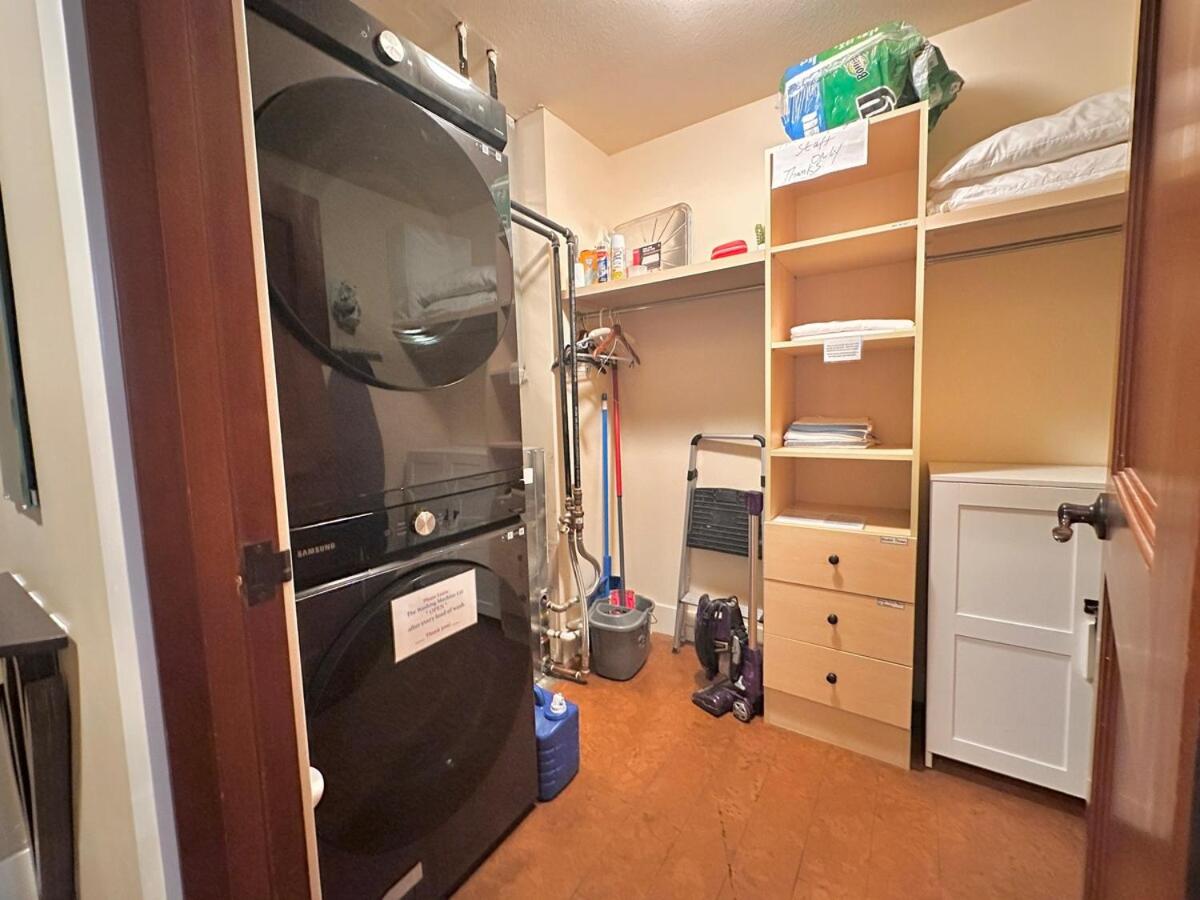 C111 Canmore World Class Solara Resort - Hot tub, Pool, Gym, AirCon, Free Parking & Netflix