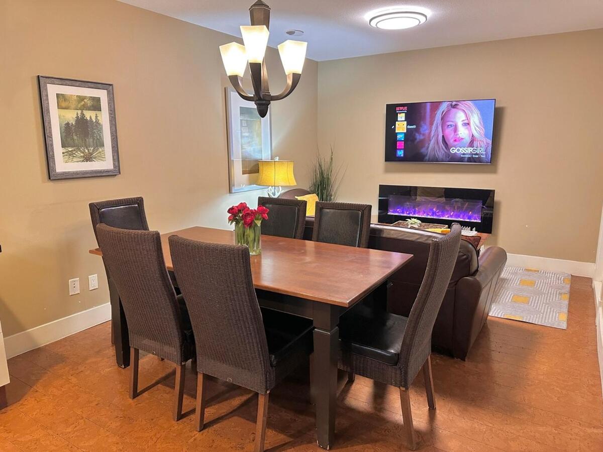 C111 Canmore World Class Solara Resort - Hot tub, Pool, Gym, AirCon, Free Parking & Netflix