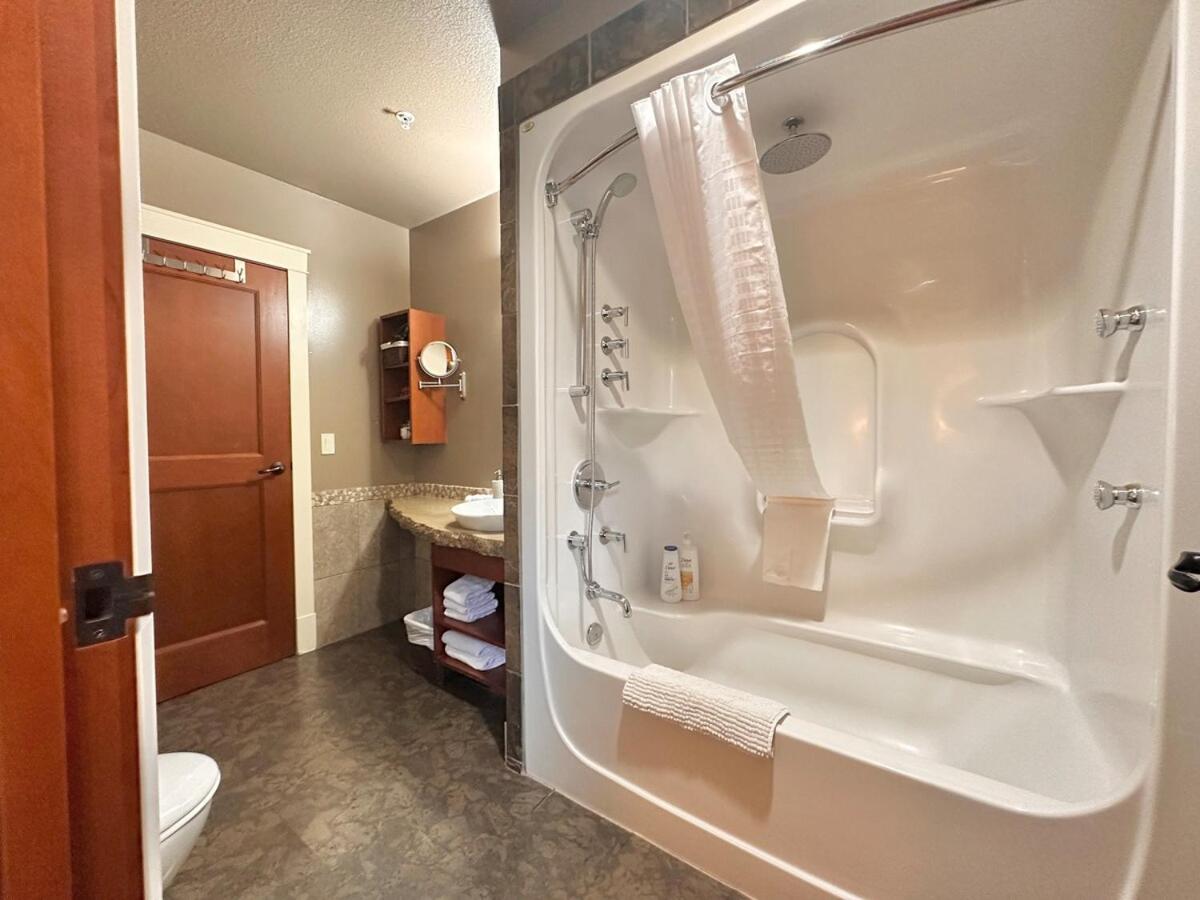 C111 Canmore World Class Solara Resort - Hot tub, Pool, Gym, AirCon, Free Parking & Netflix