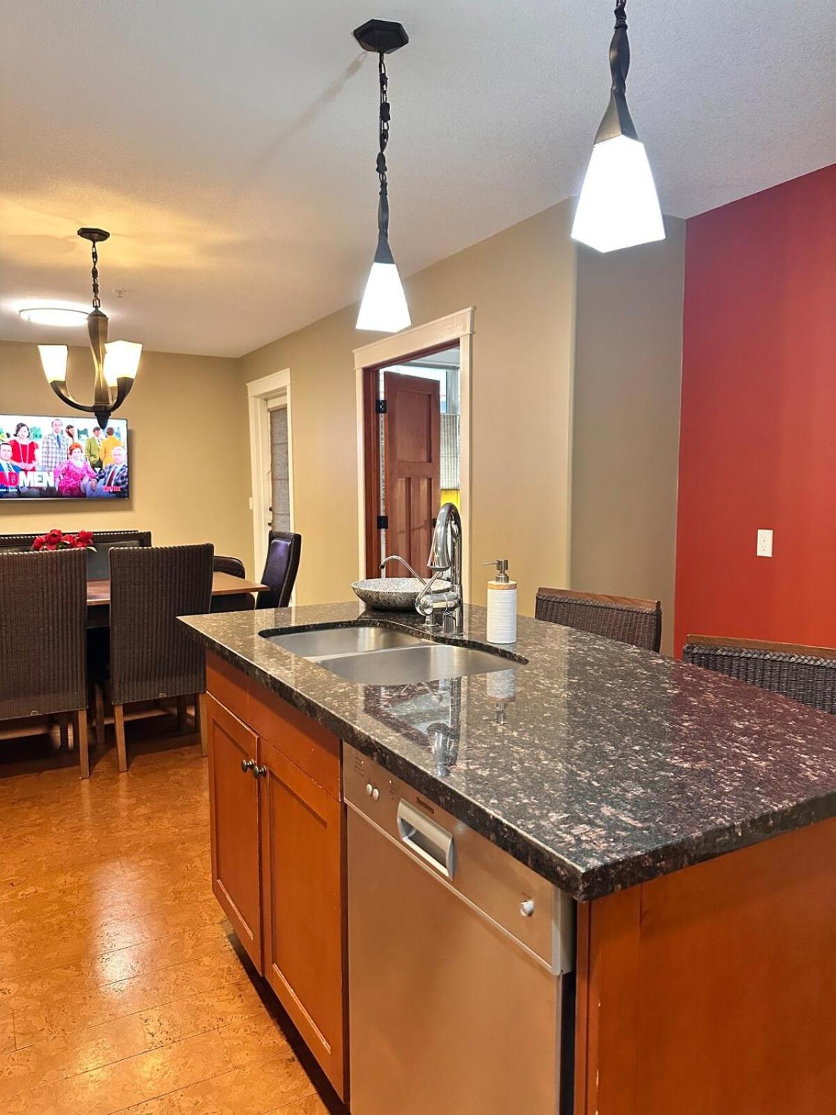 C111 Canmore World Class Solara Resort - Hot tub, Pool, Gym, AirCon, Free Parking & Netflix