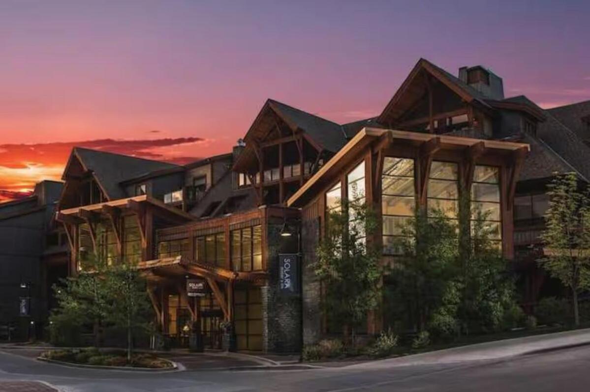 C111 Canmore World Class Solara Resort - Hot tub, Pool, Gym, AirCon, Free Parking & Netflix