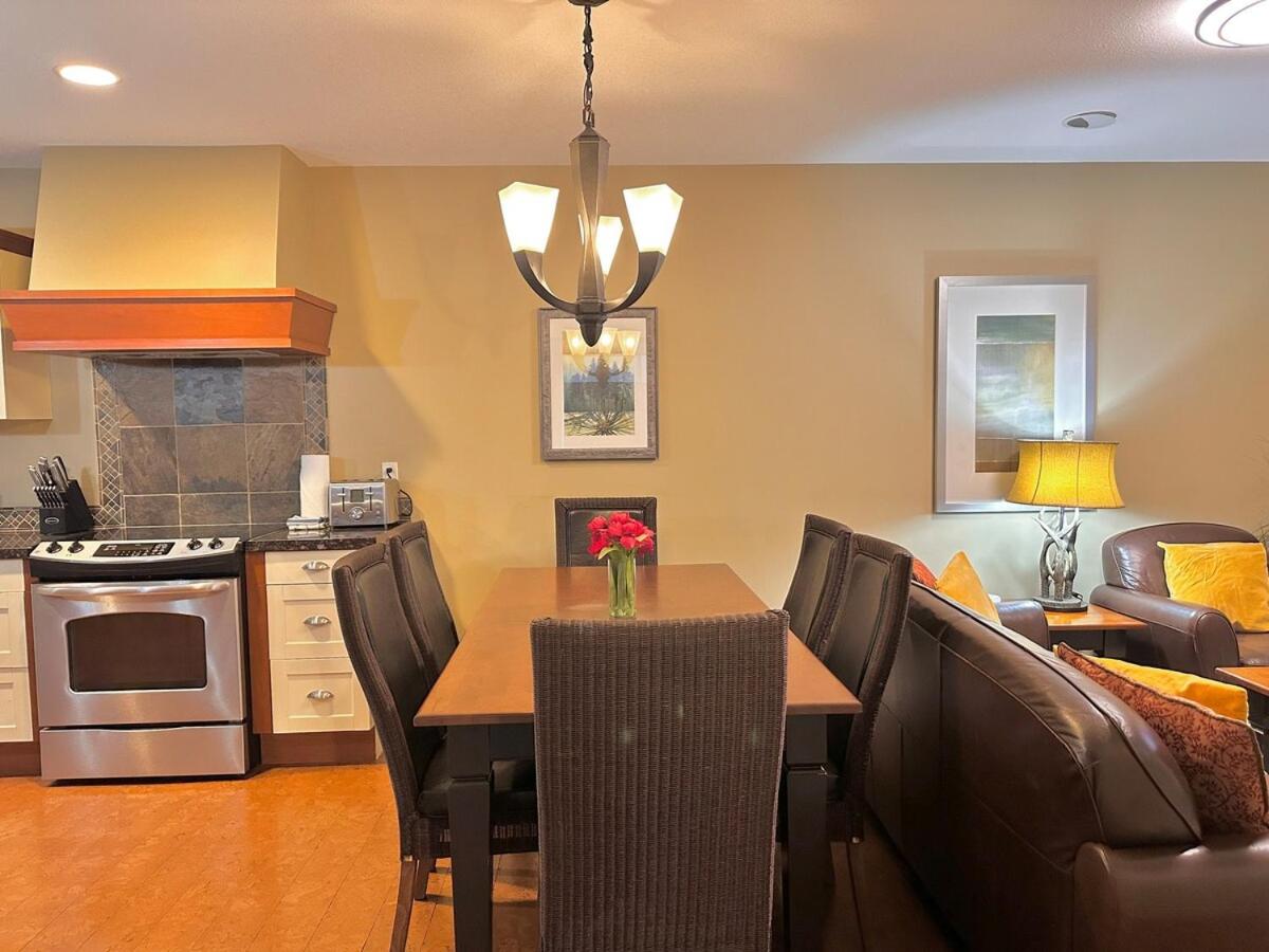 C111 Canmore World Class Solara Resort - Hot tub, Pool, Gym, AirCon, Free Parking & Netflix