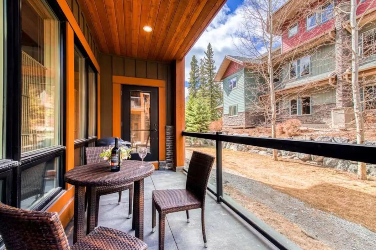 C111 Canmore World Class Solara Resort - Hot tub, Pool, Gym, AirCon, Free Parking & Netflix