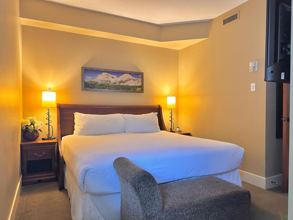 C111 Canmore World Class Solara Resort - Hot tub, Pool, Gym, AirCon, Free Parking & Netflix